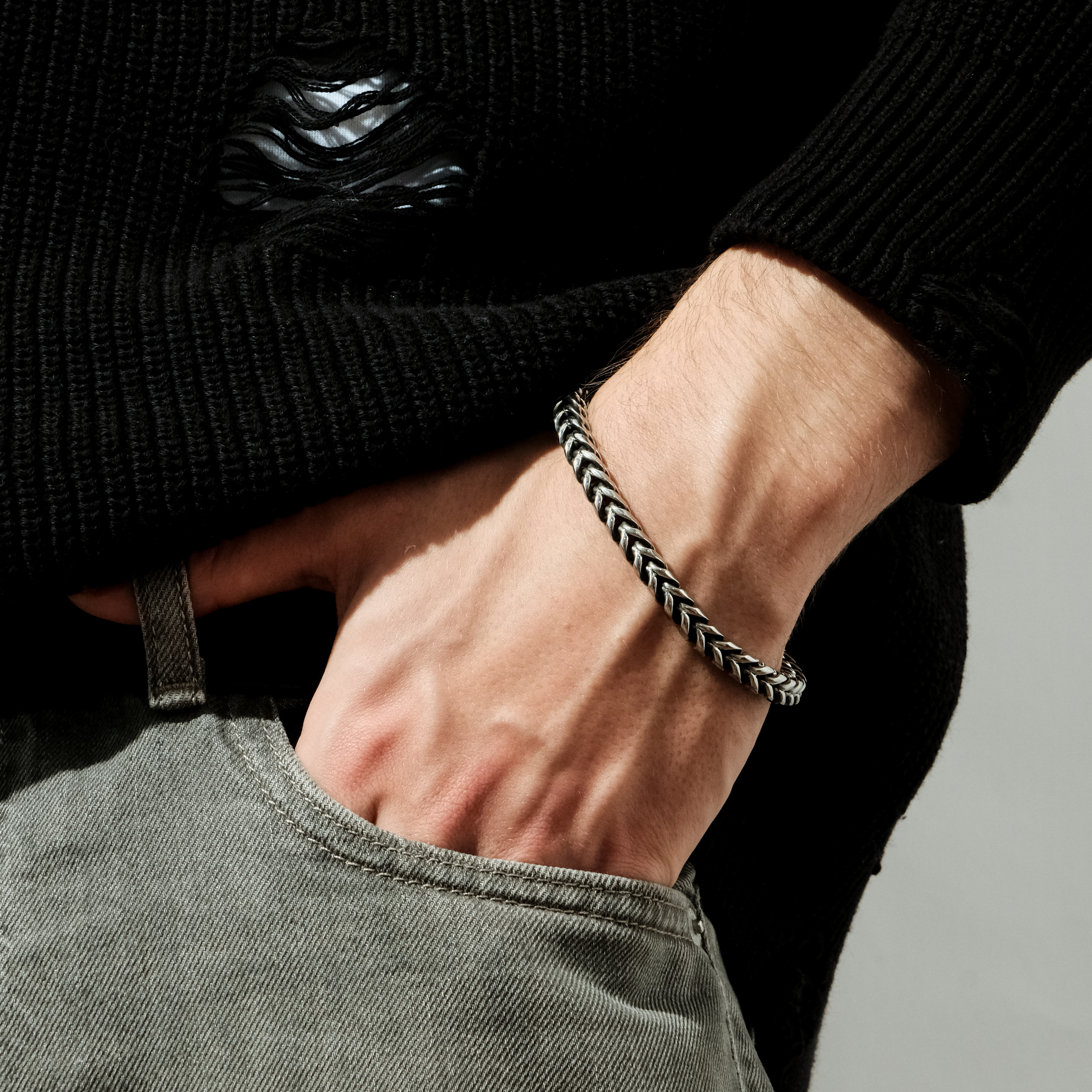 Steel bracelet with blackening of round carapace weave