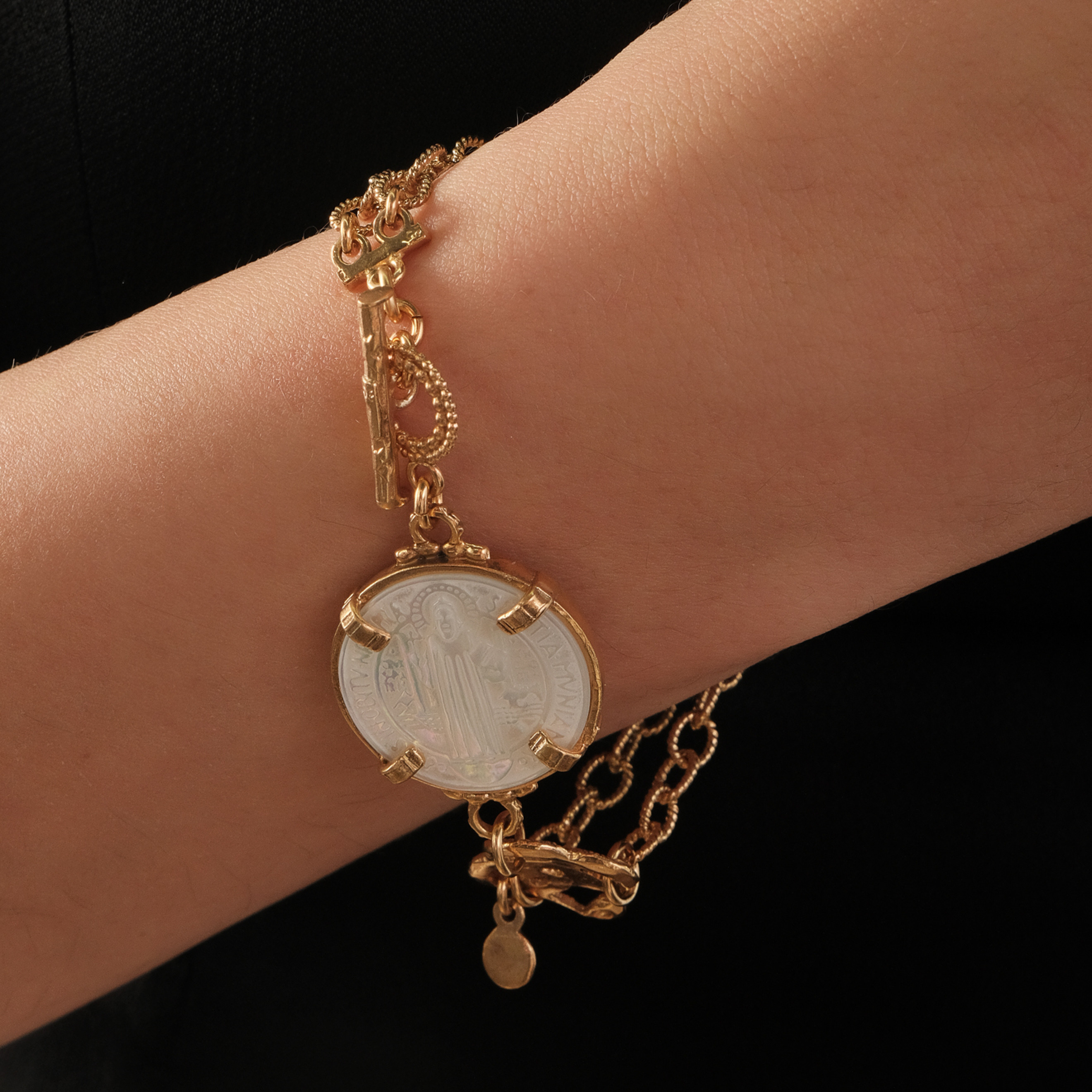 Double gold-plated bracelet with mother-of-pearl cameo