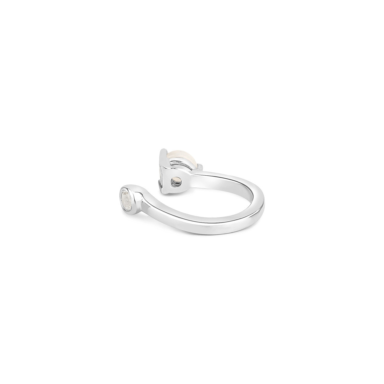 Кафф из серебра с лунным камнем и кубическим цирконием, из коллекции Peircing