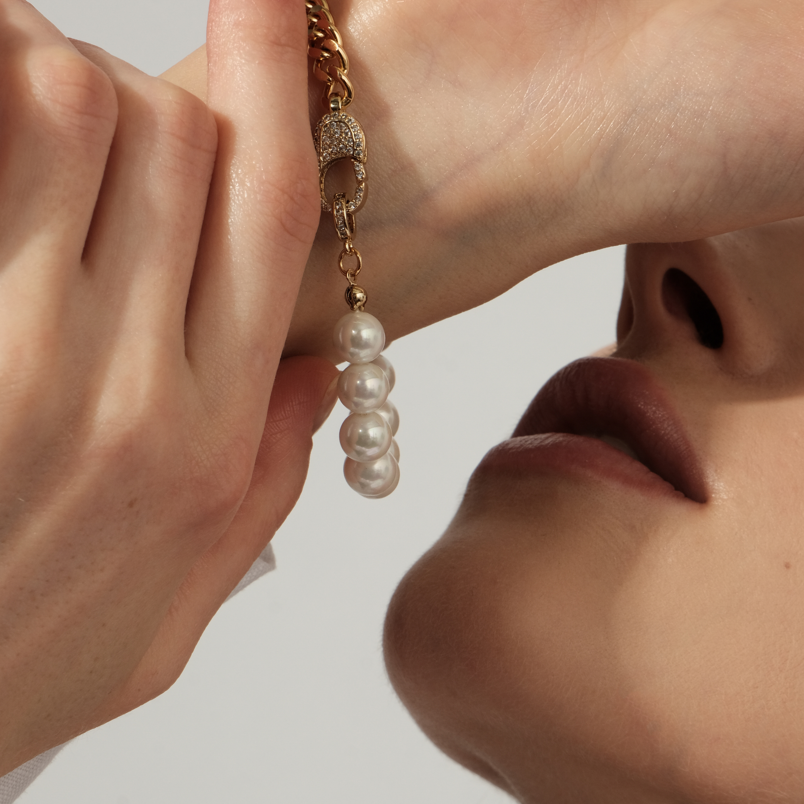 chain bracelet with imitation pearls and peacock on the lock