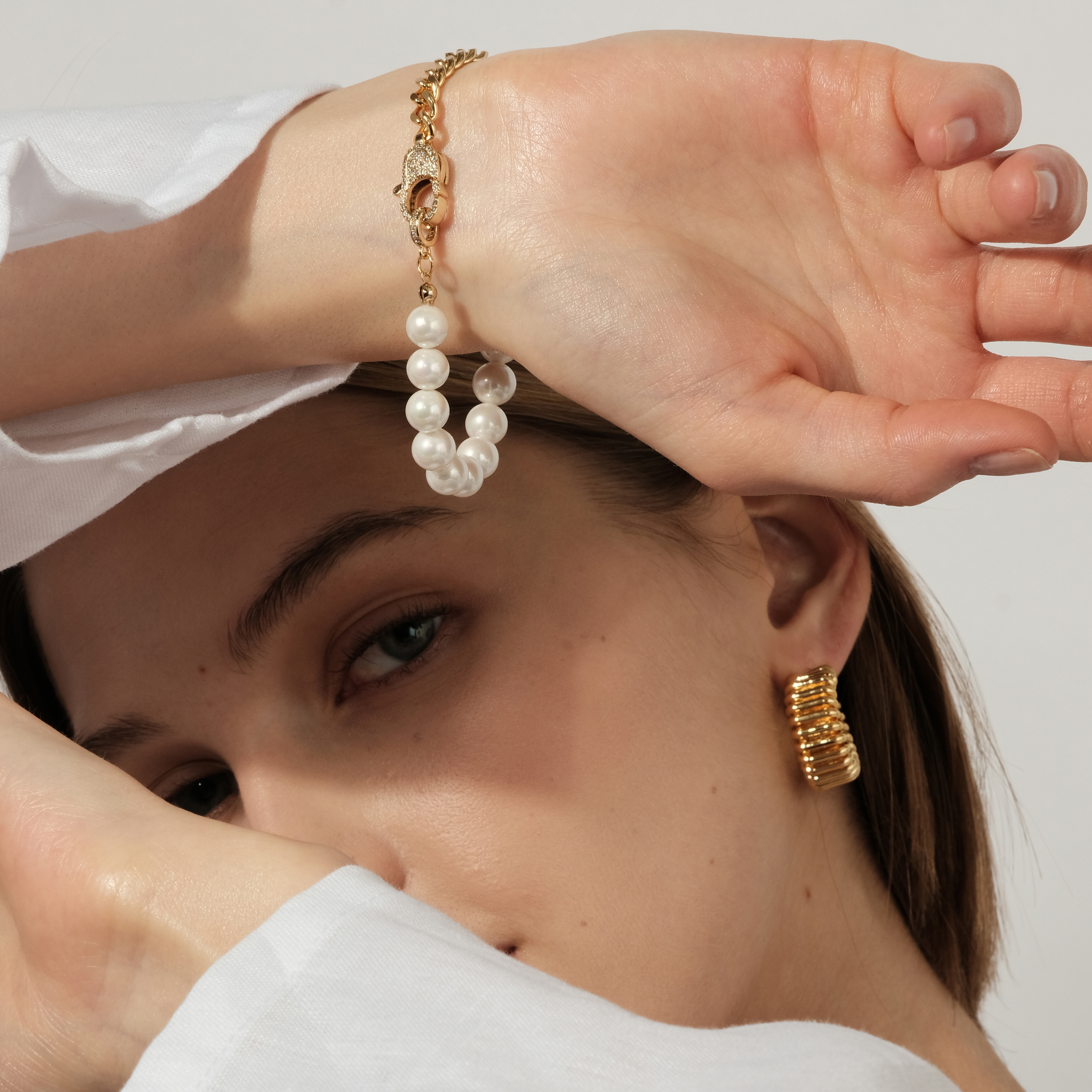 chain bracelet with imitation pearls and peacock on the lock