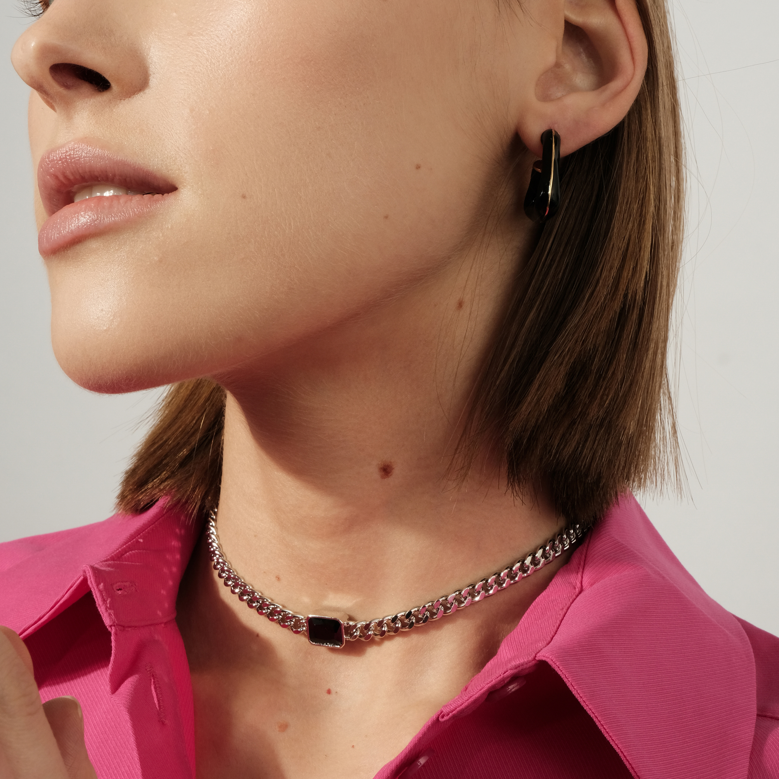 Necklace made of a large-weave chain and with a black insert