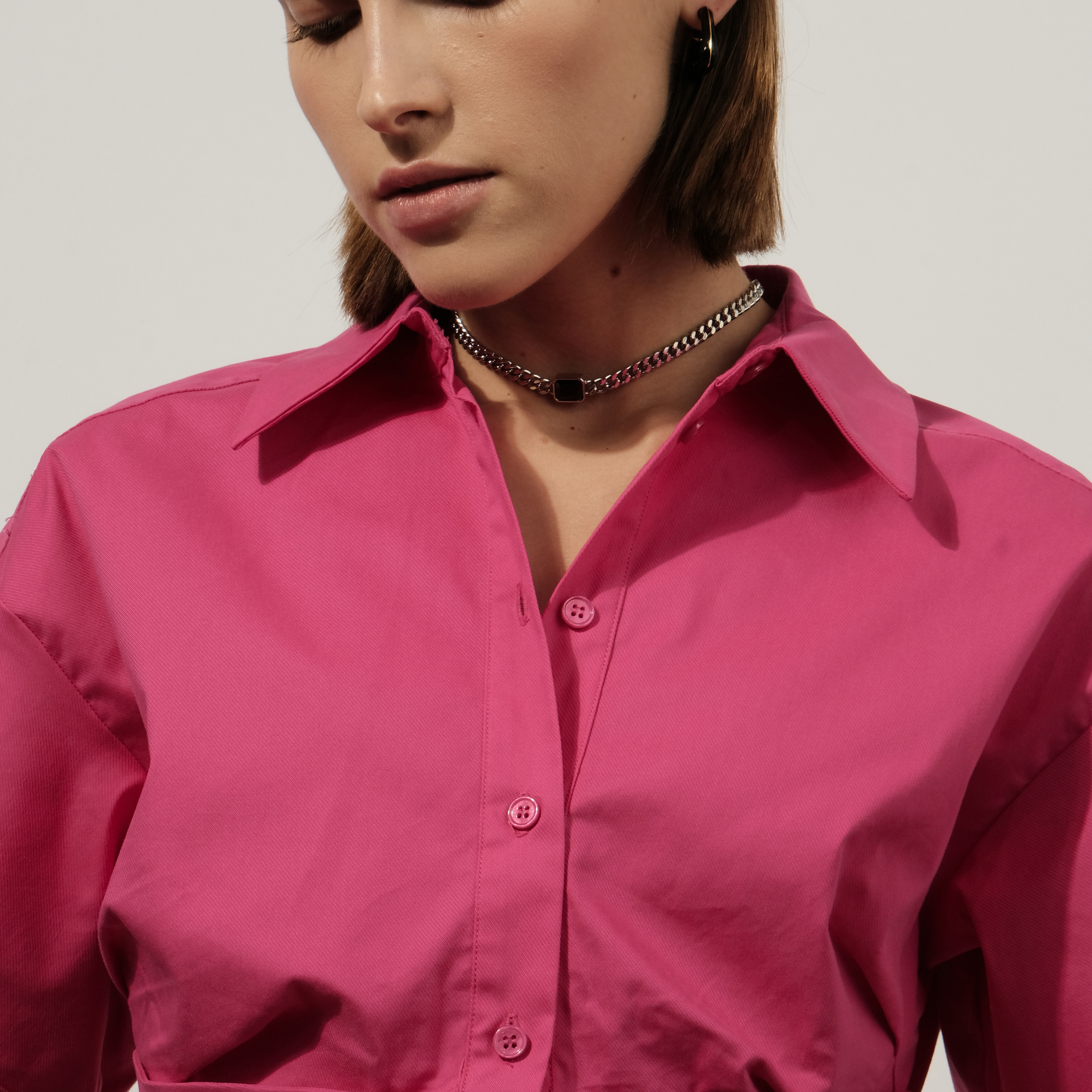 Necklace made of a large-weave chain and with a black insert