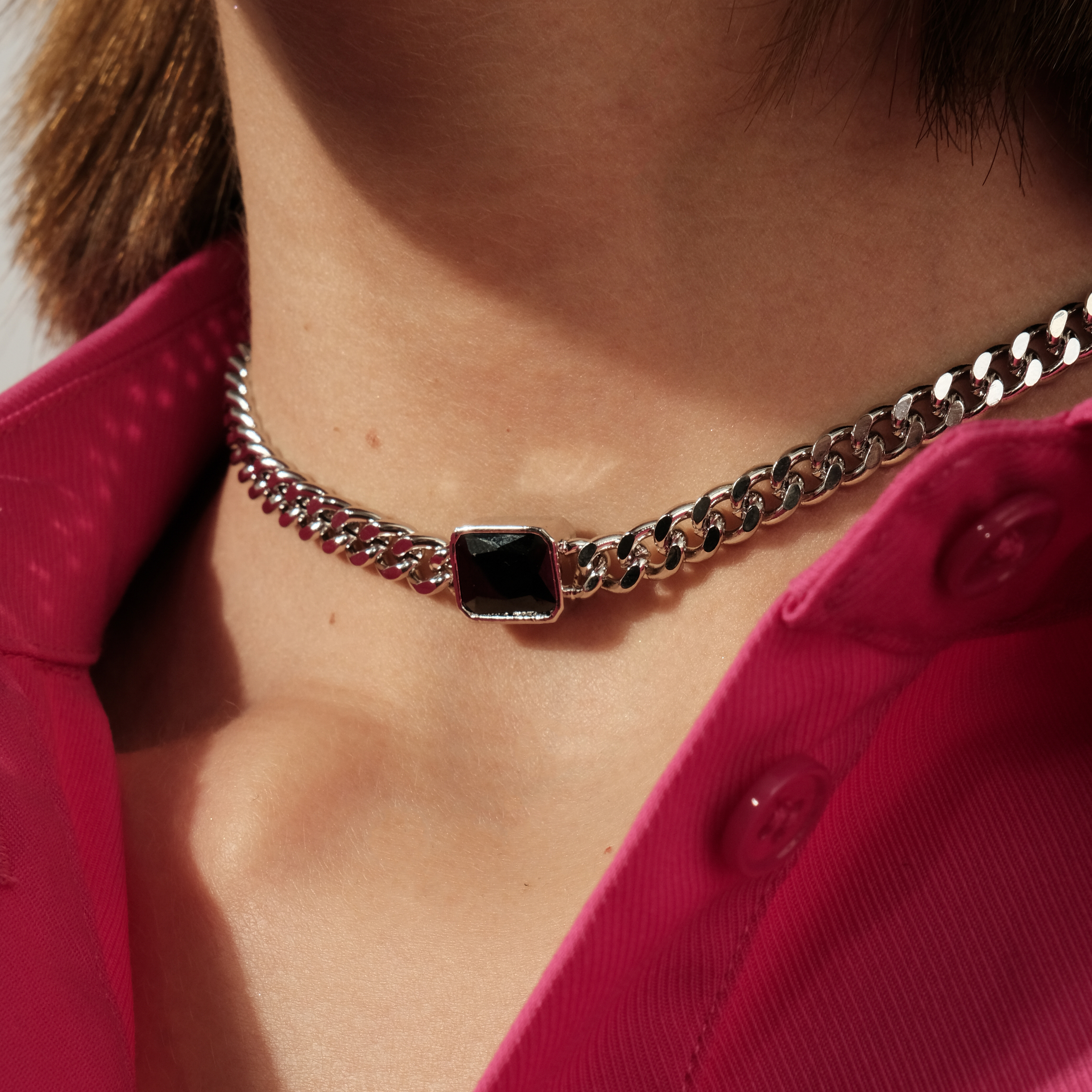 Necklace made of a large-weave chain and with a black insert