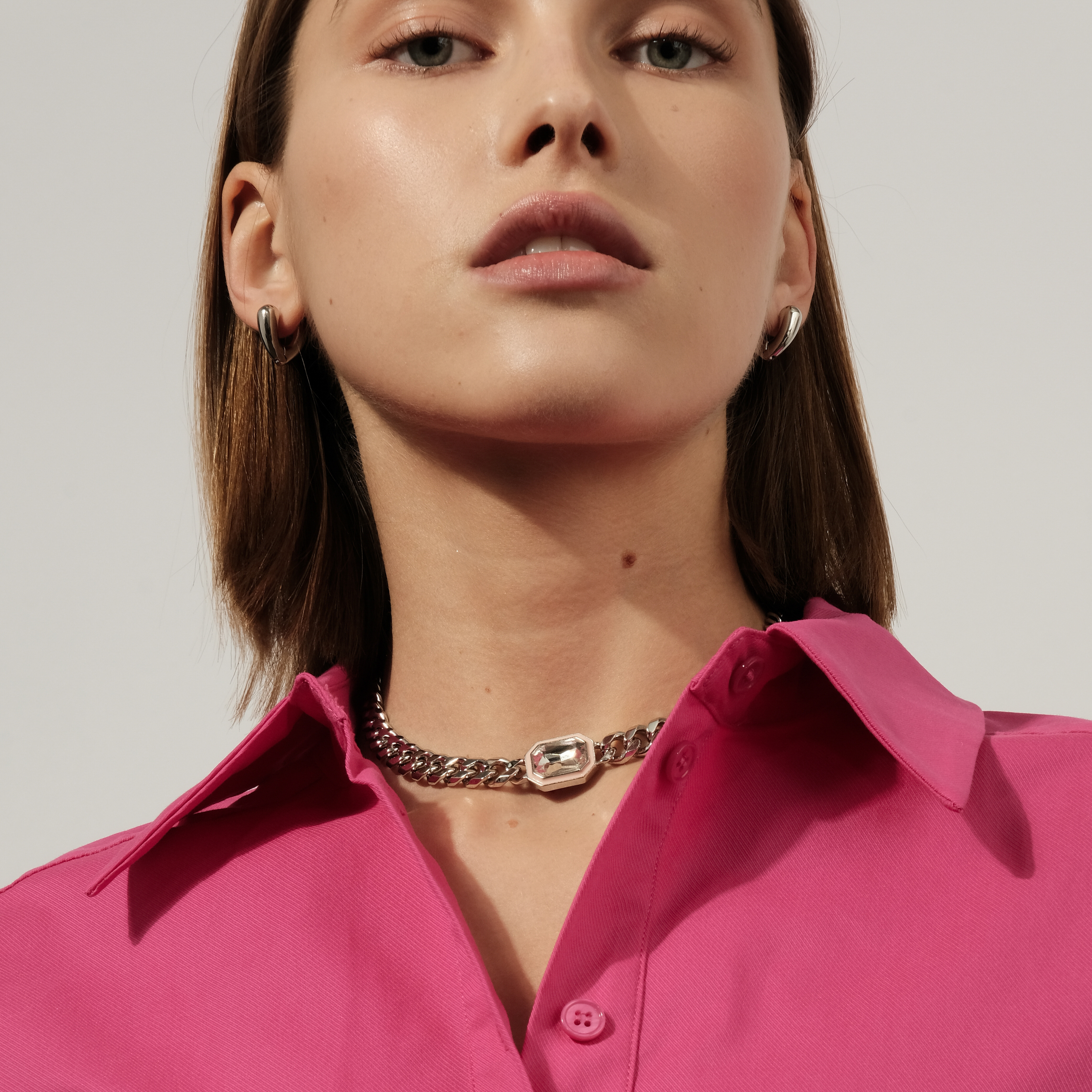 Necklace made of a chain of large weave and with a transparent insert