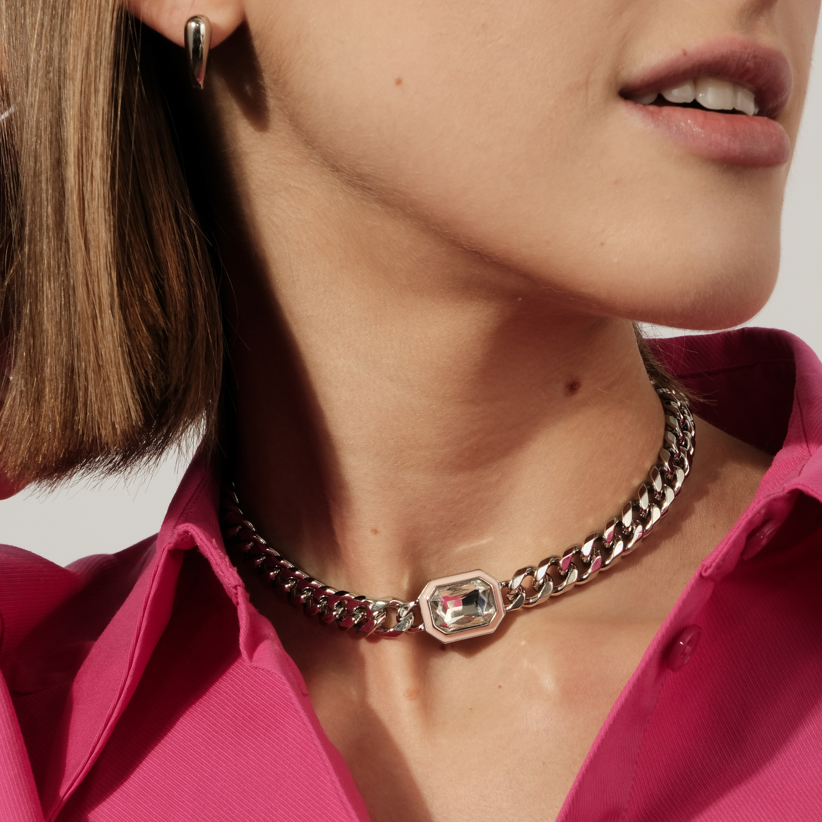 Necklace made of a chain of large weave and with a transparent insert