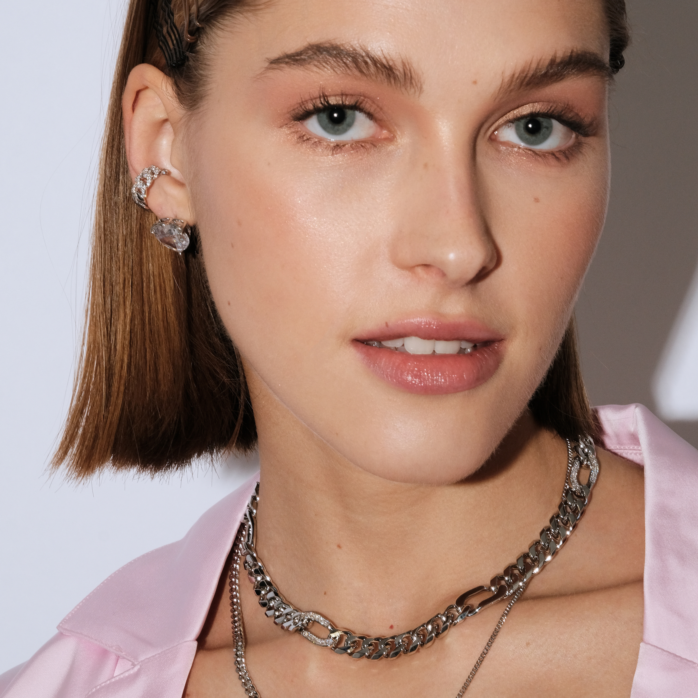 chain with links of crystals