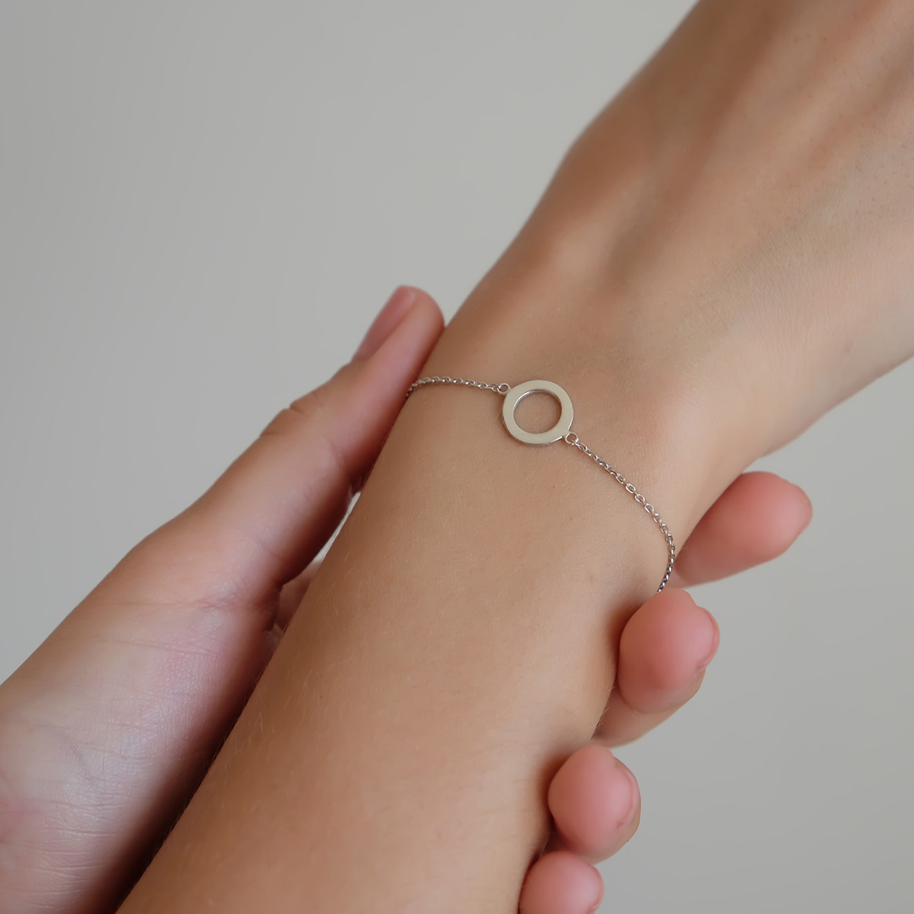 Silver bracelet with the letter O