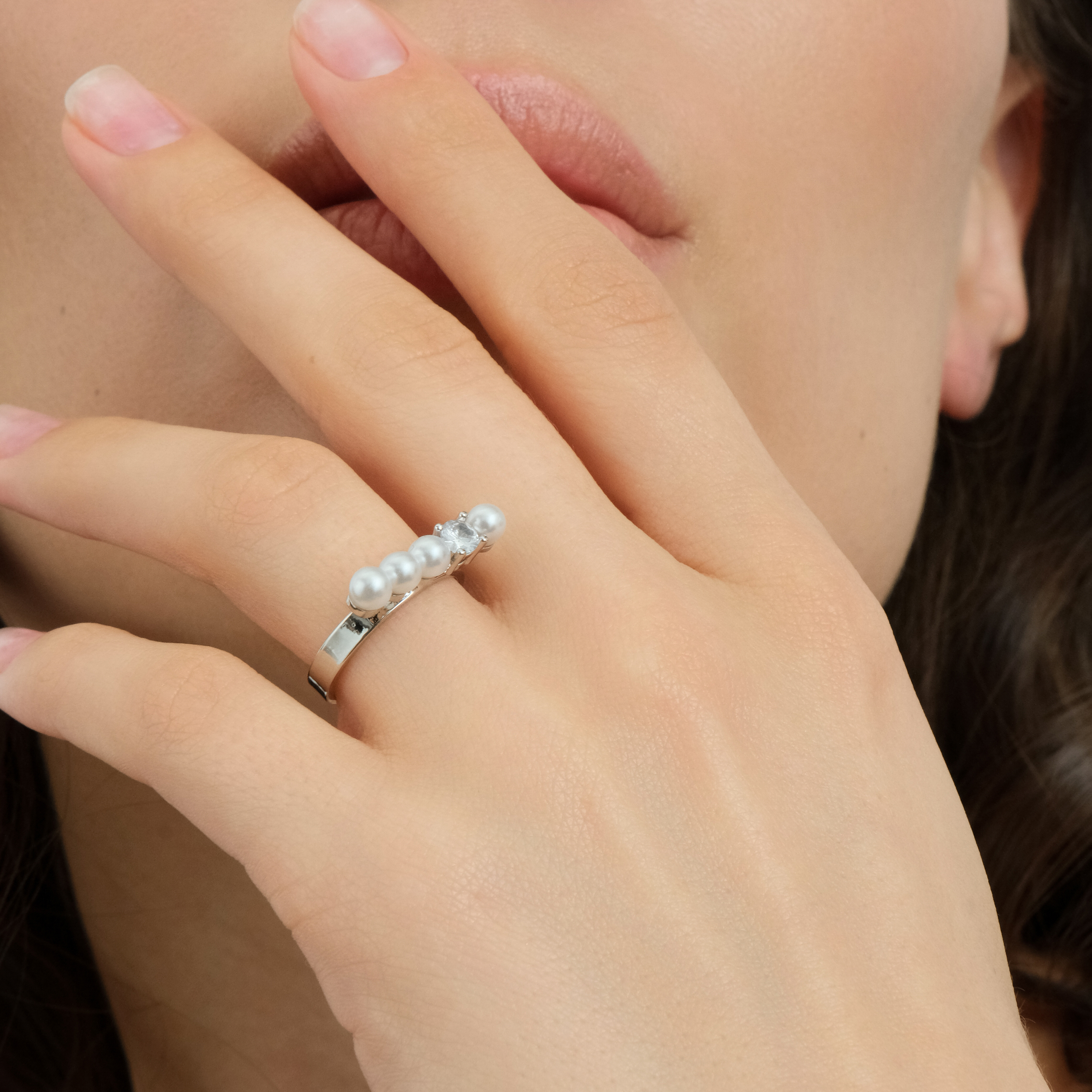 ring with pearl beads and crystal