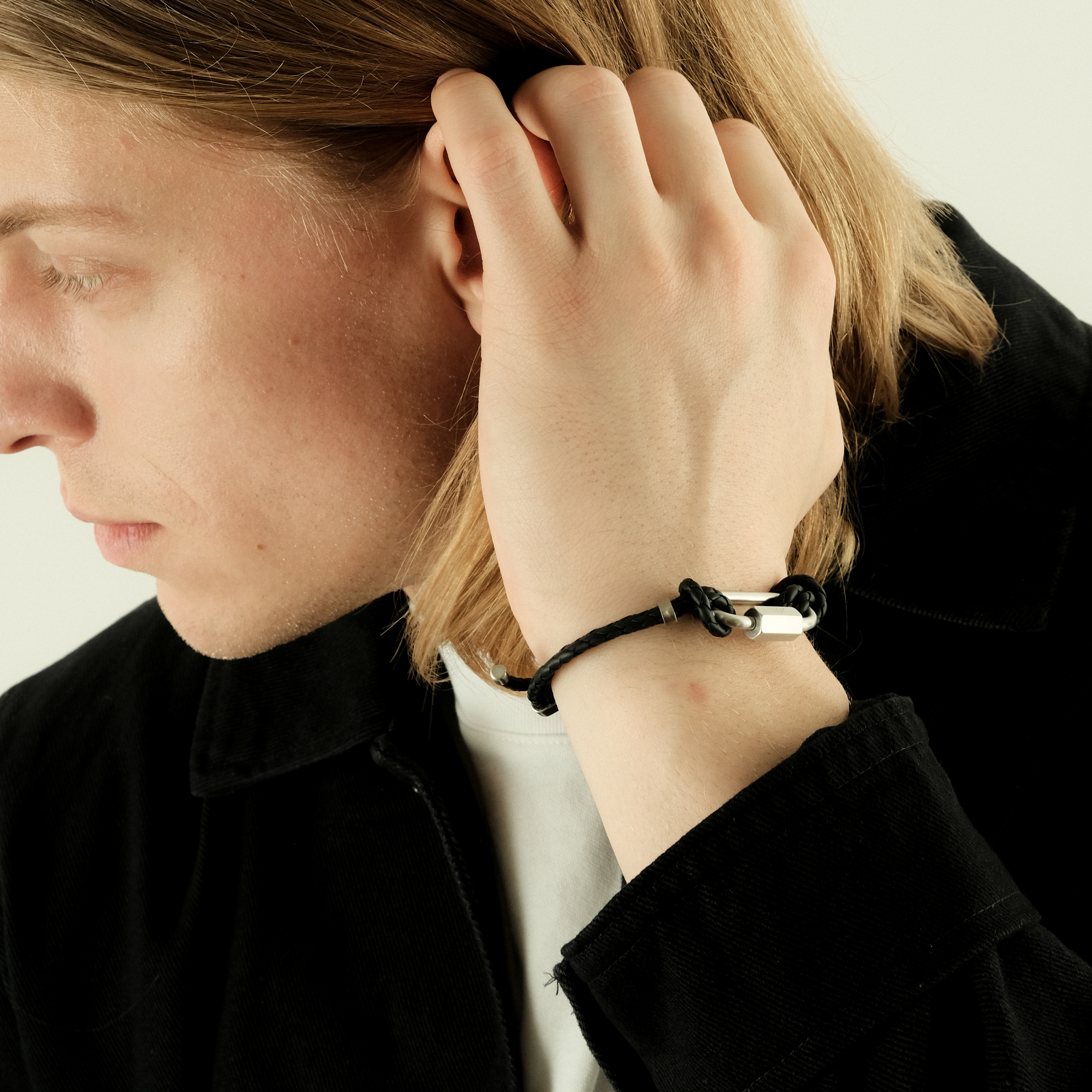 Кожаный браслет со стальной круглой вставкой