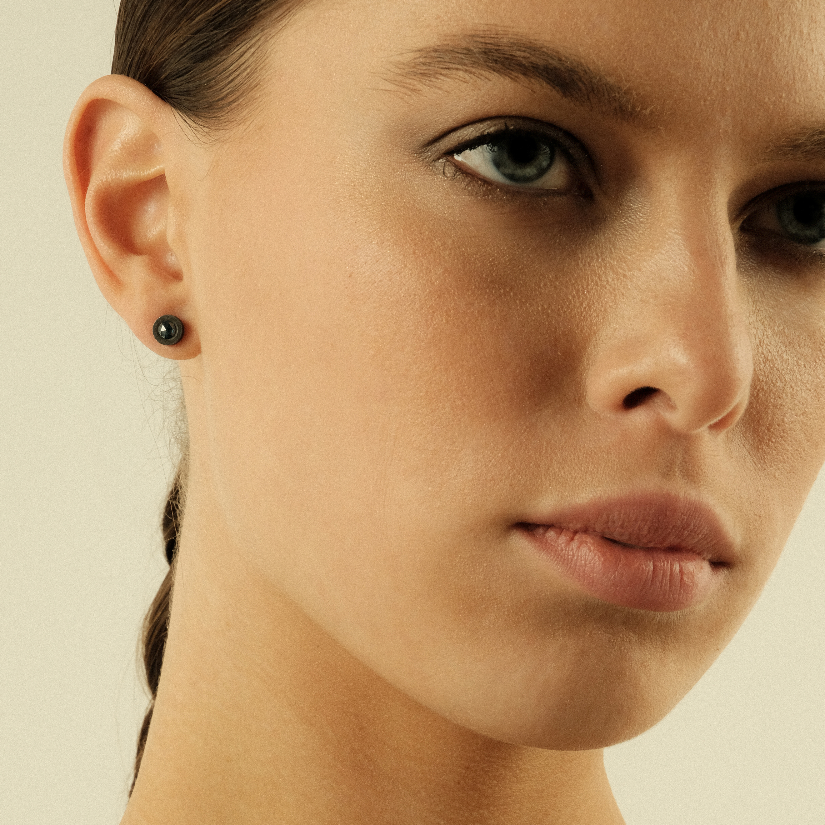 Fragile rose earrings in silver with diamond