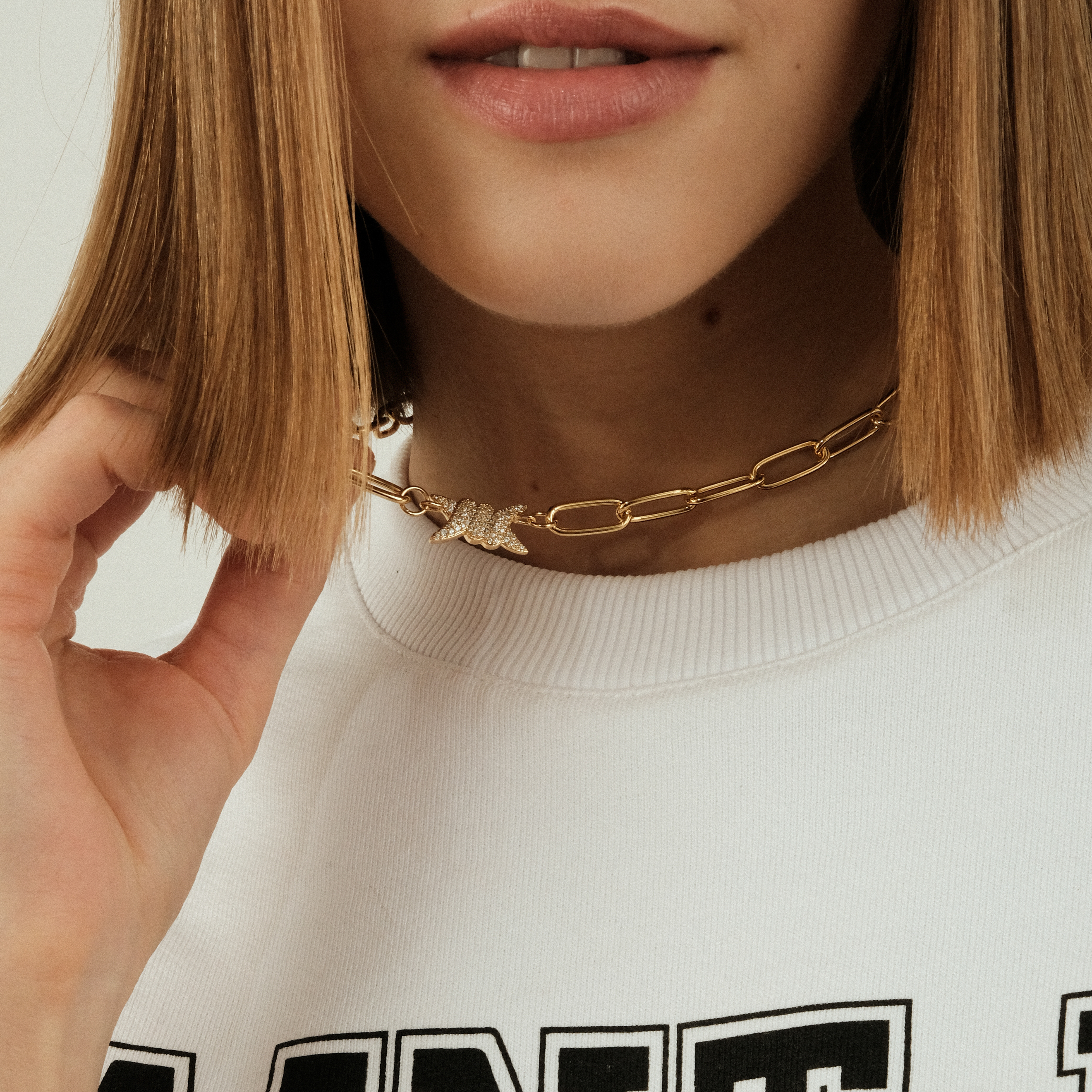 necklace-chain with a knot