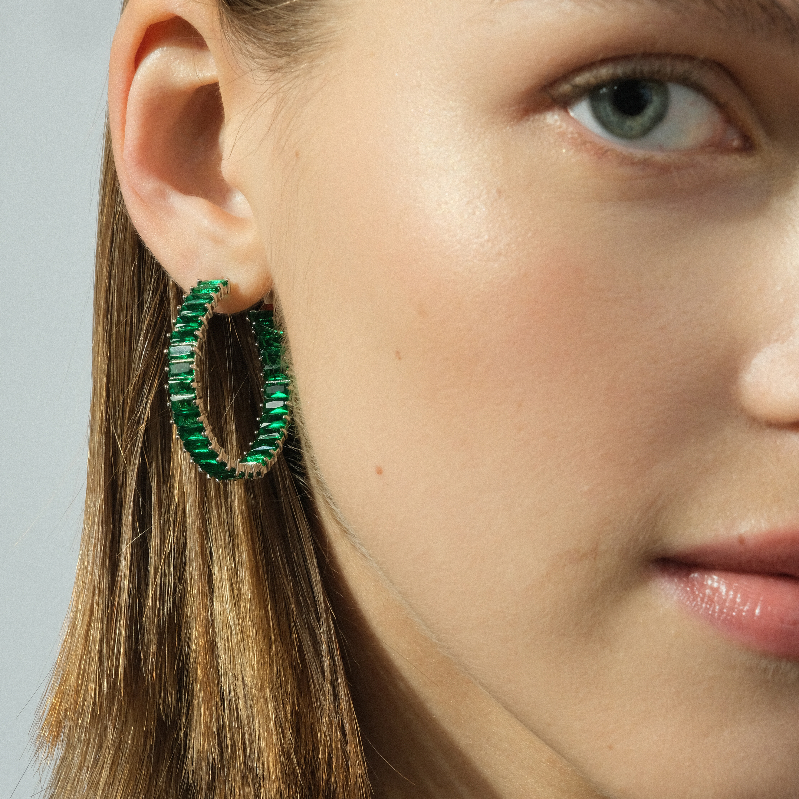 Earrings rings with green crystals