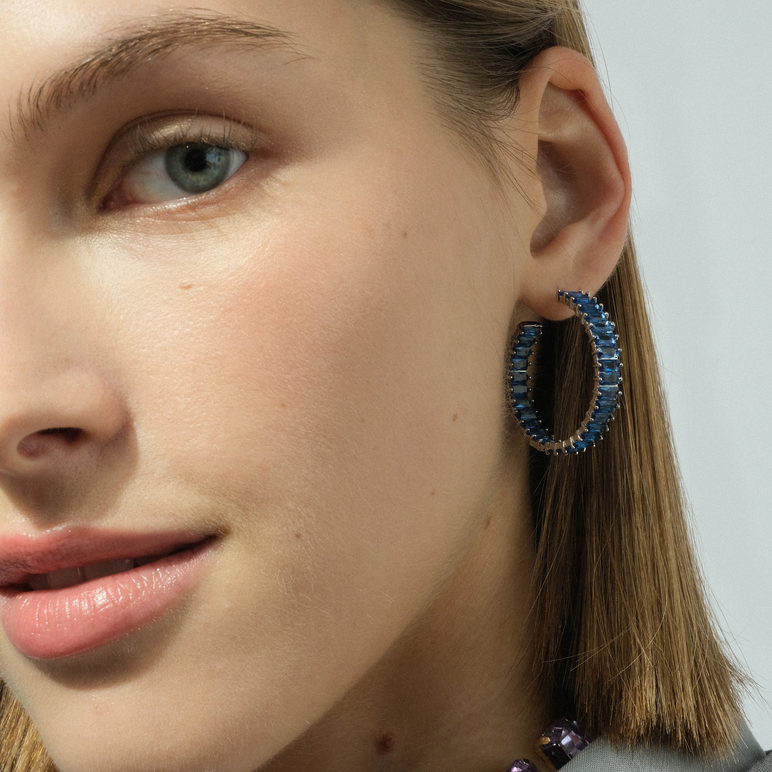 Earrings rings with blue crystals
