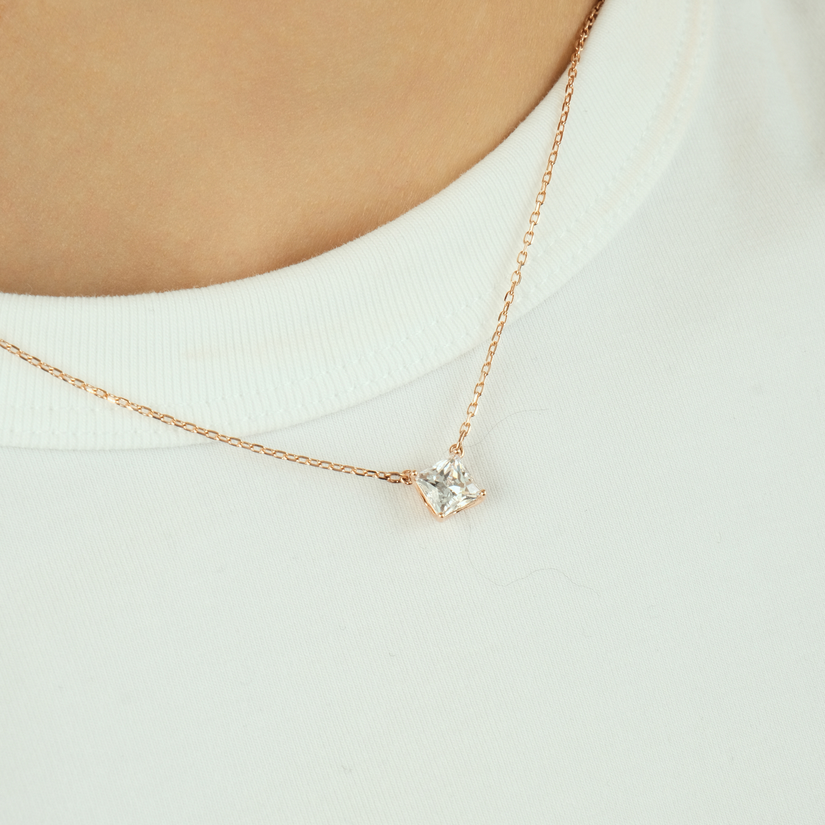 Позолоченное колье с белым квадратным кристаллом Swarovski