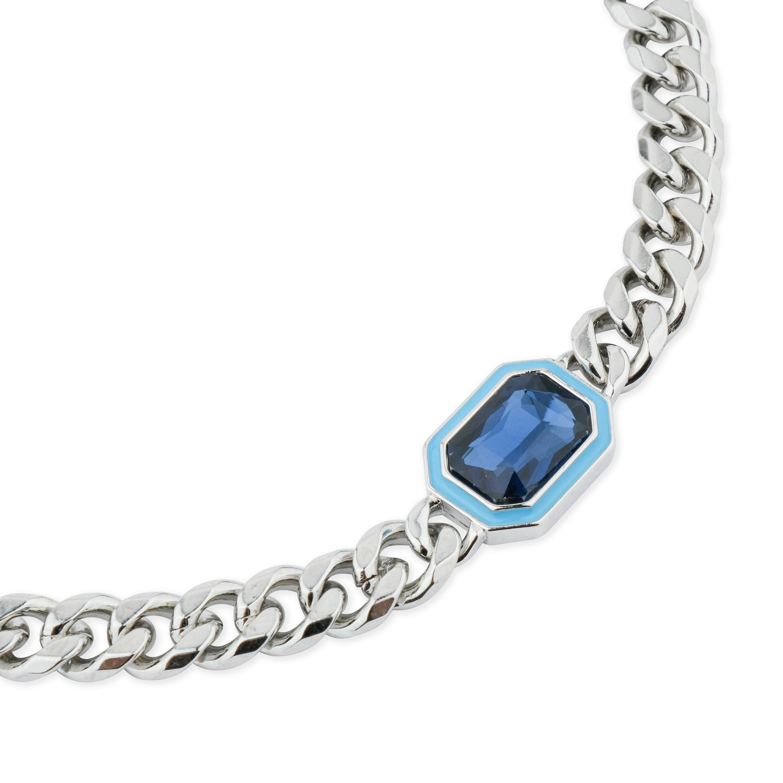Necklace made of a chain of large weave and with a blue insert