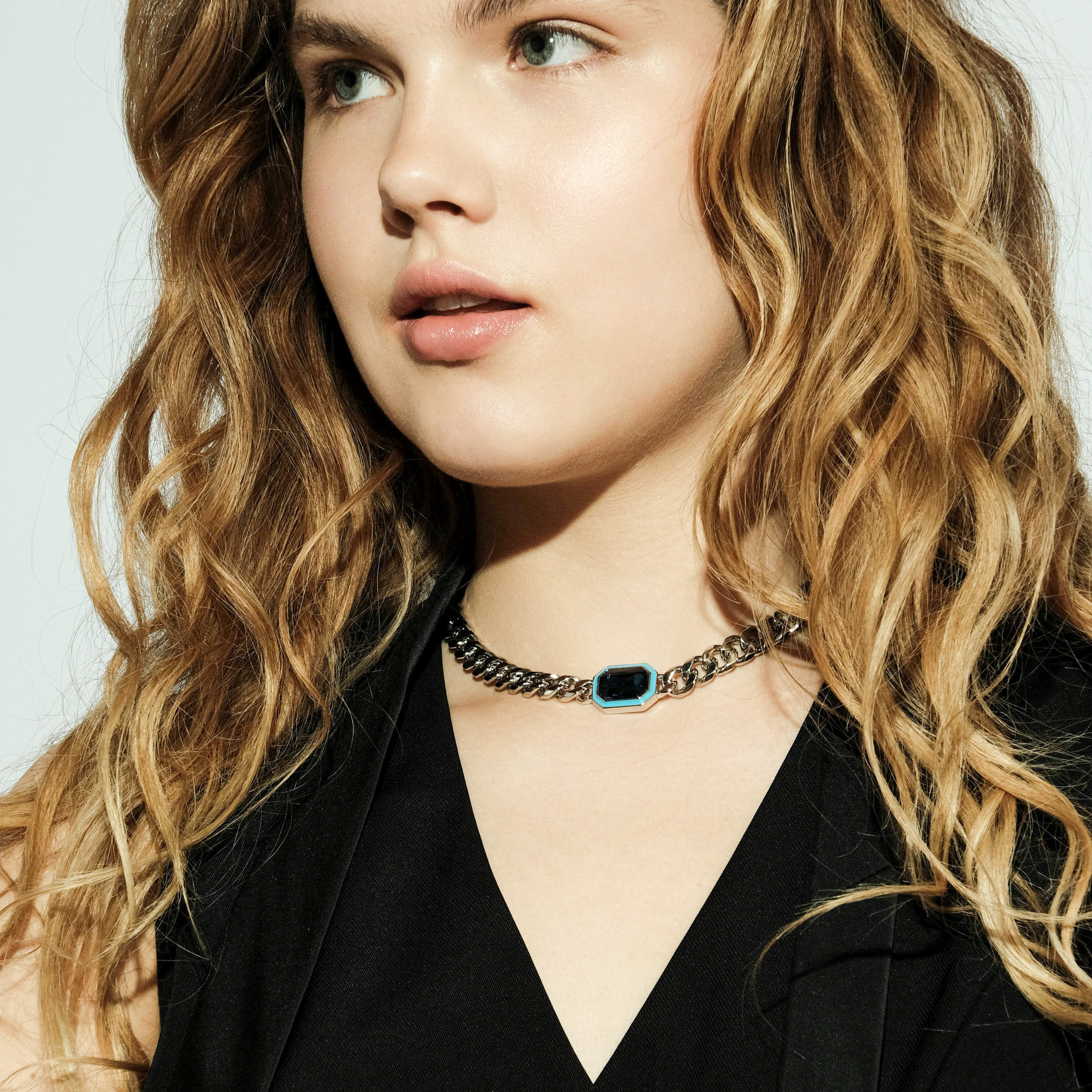 Necklace made of a chain of large weave and with a blue insert