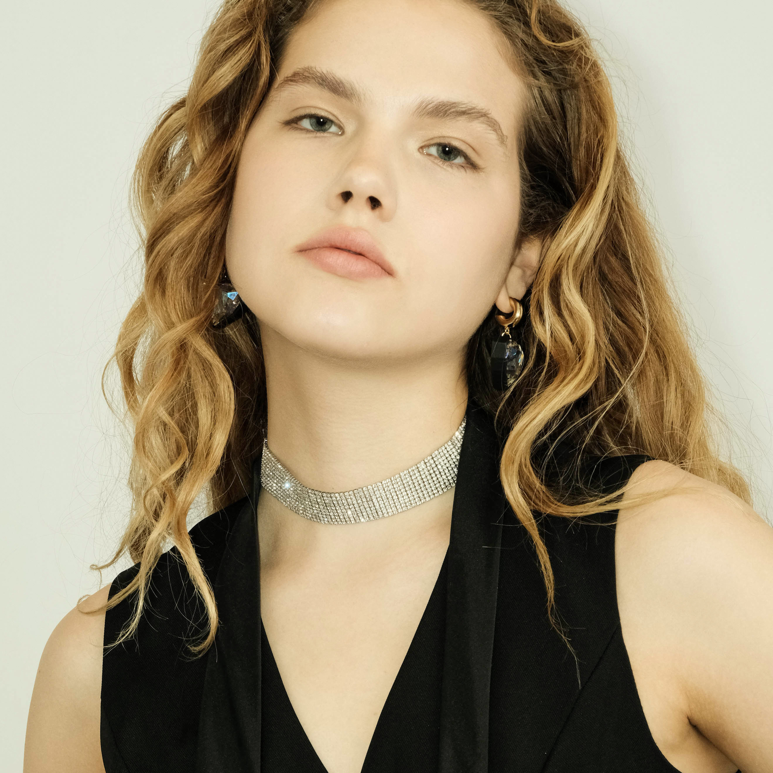 Silver choker with crystals