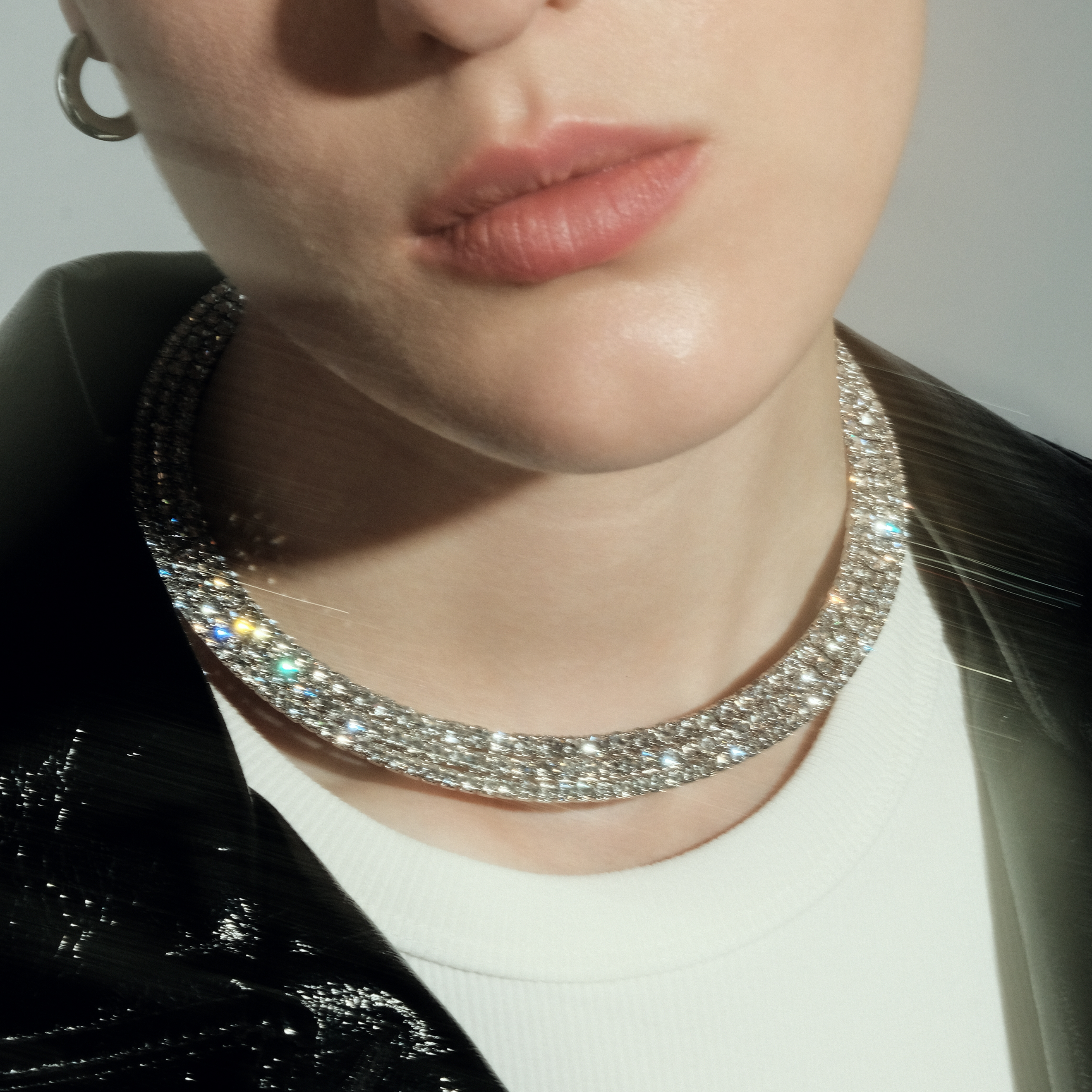 Choker necklace made of 3 rows of crystals