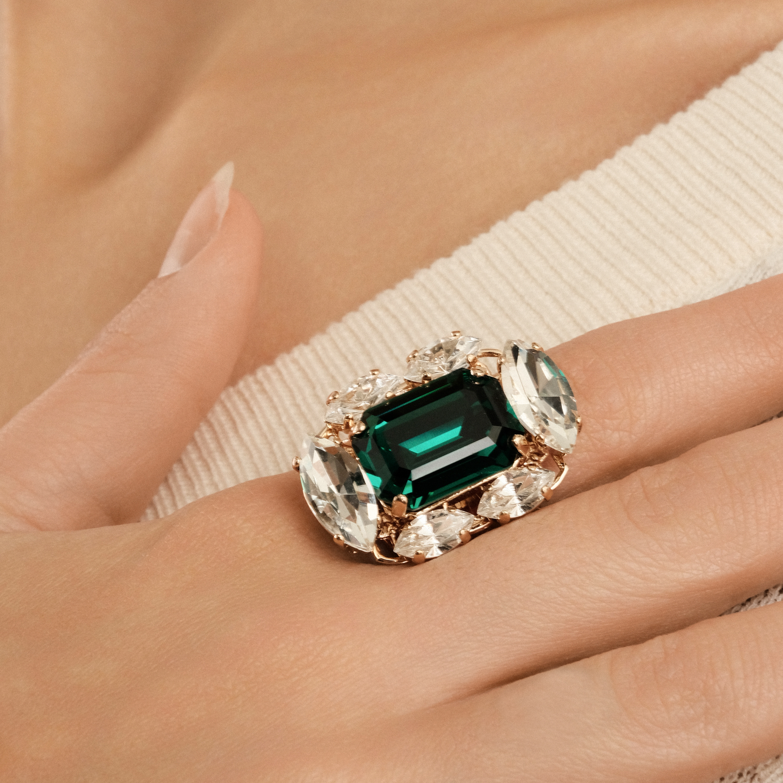 Золотистое кольцо с кристаллами EMERALD RING