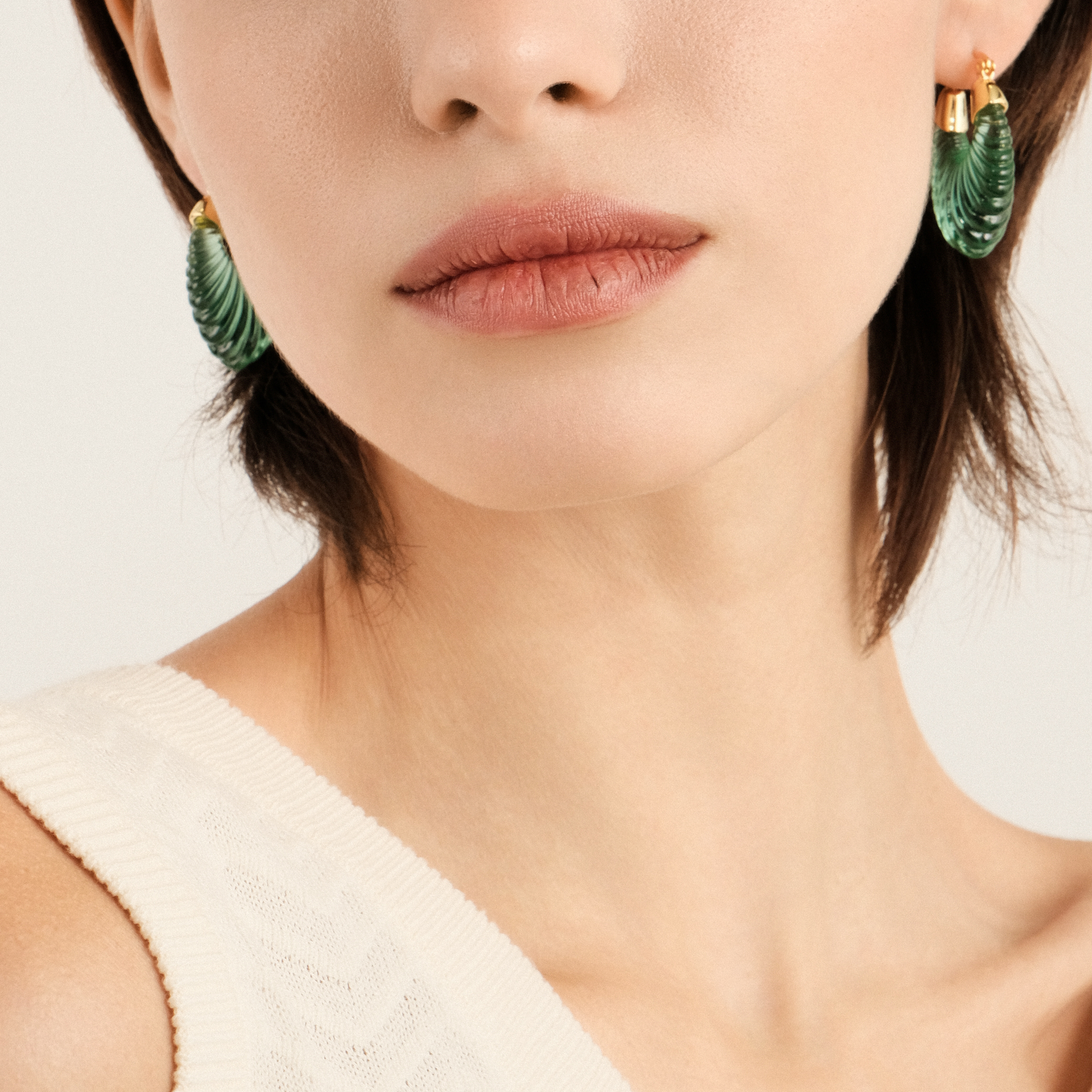 earrings with a curly insert of green color