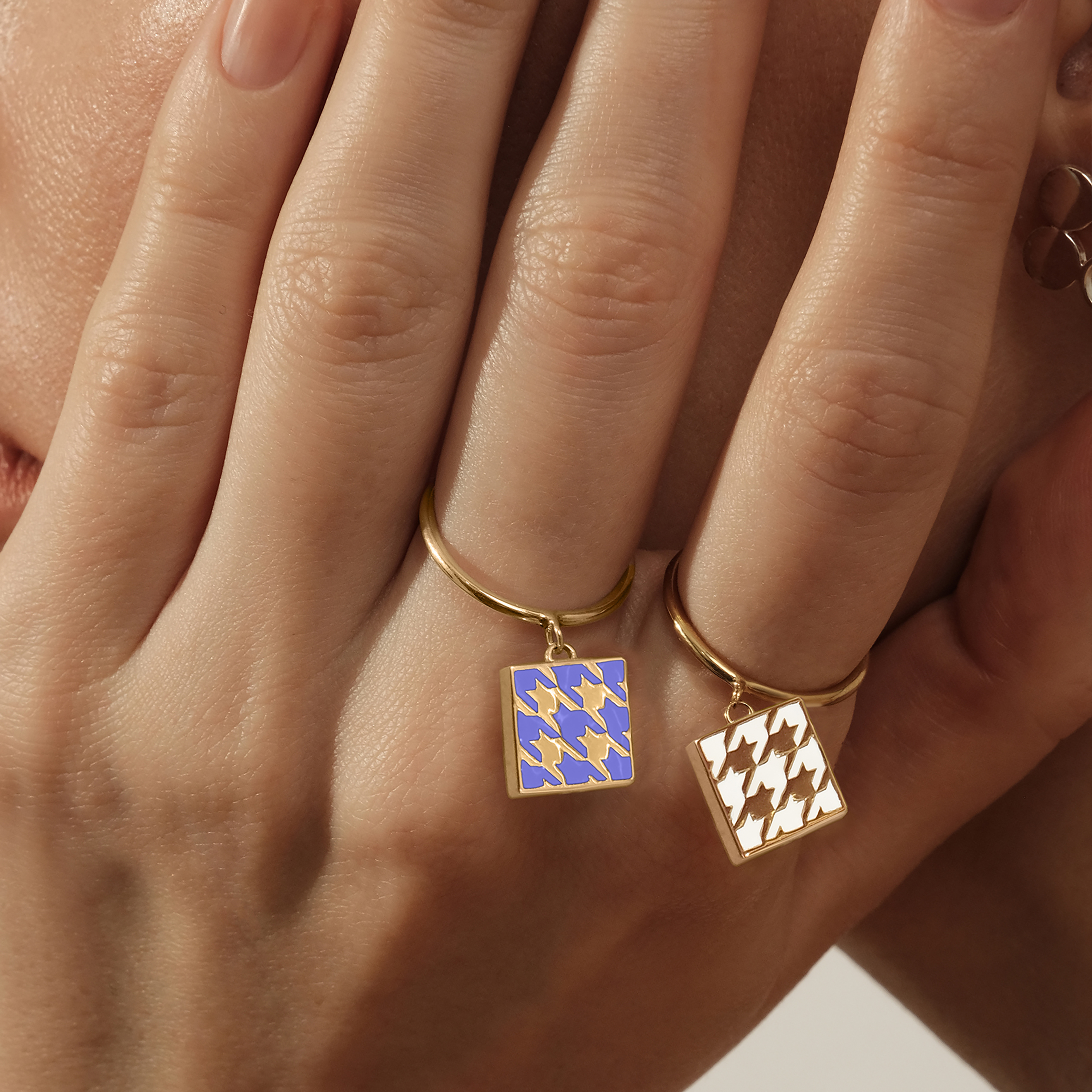 Lemon gold-plated silver movable ring with a "crow's foot" pattern made of lavender and white
