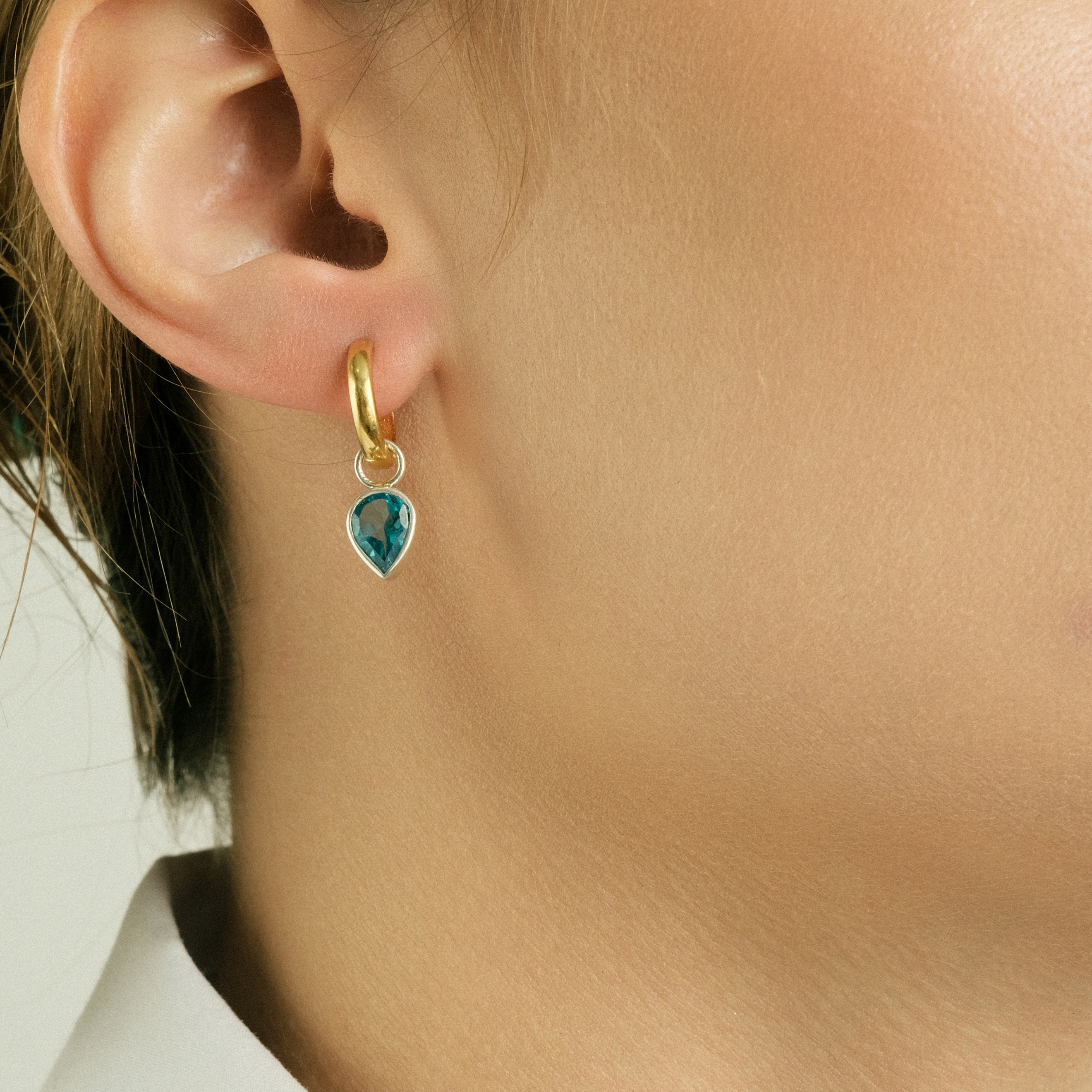 Gold-plated DON'T CRY monoser in silver with a blue topaz pendant