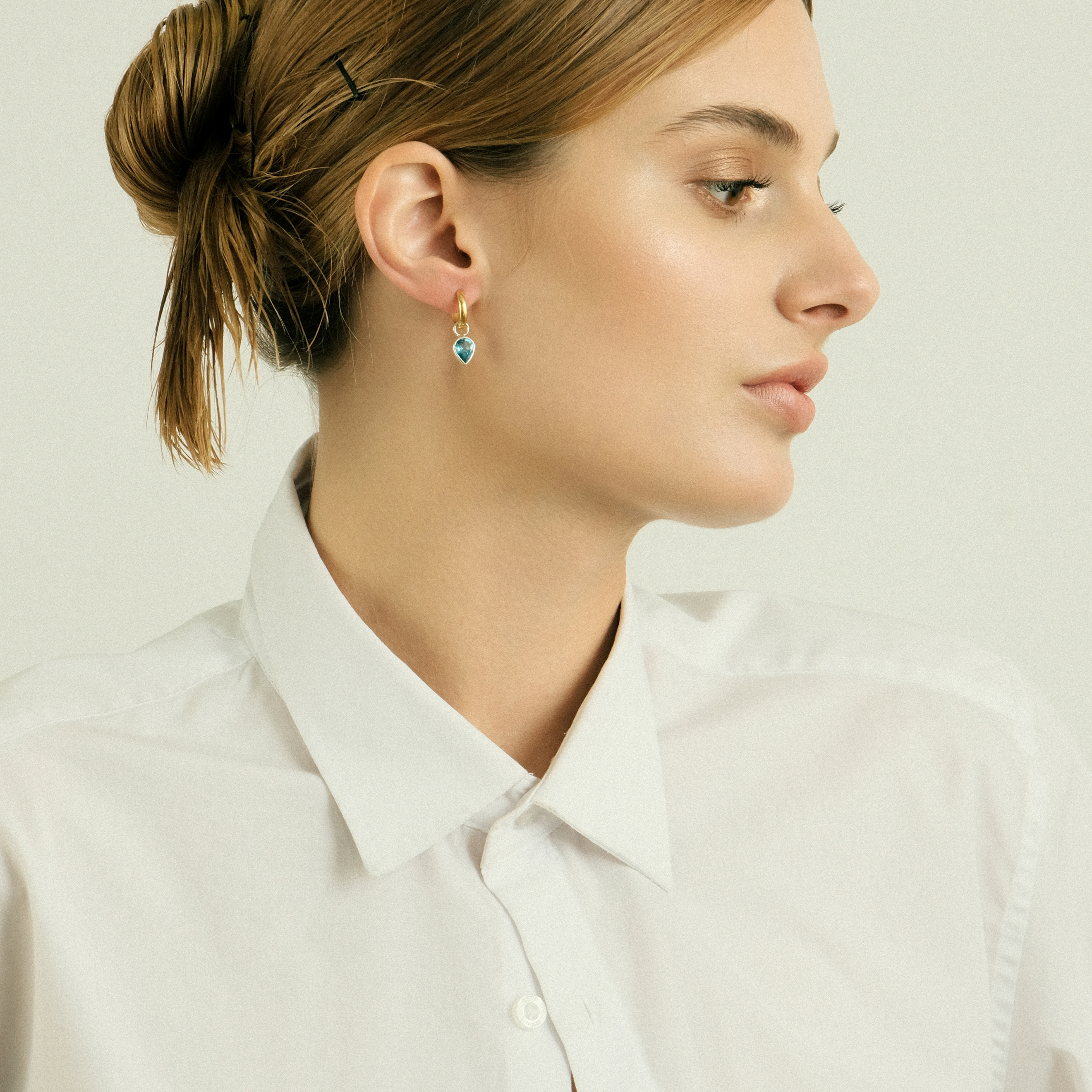 Gold-plated DON'T CRY monoser in silver with a blue topaz pendant