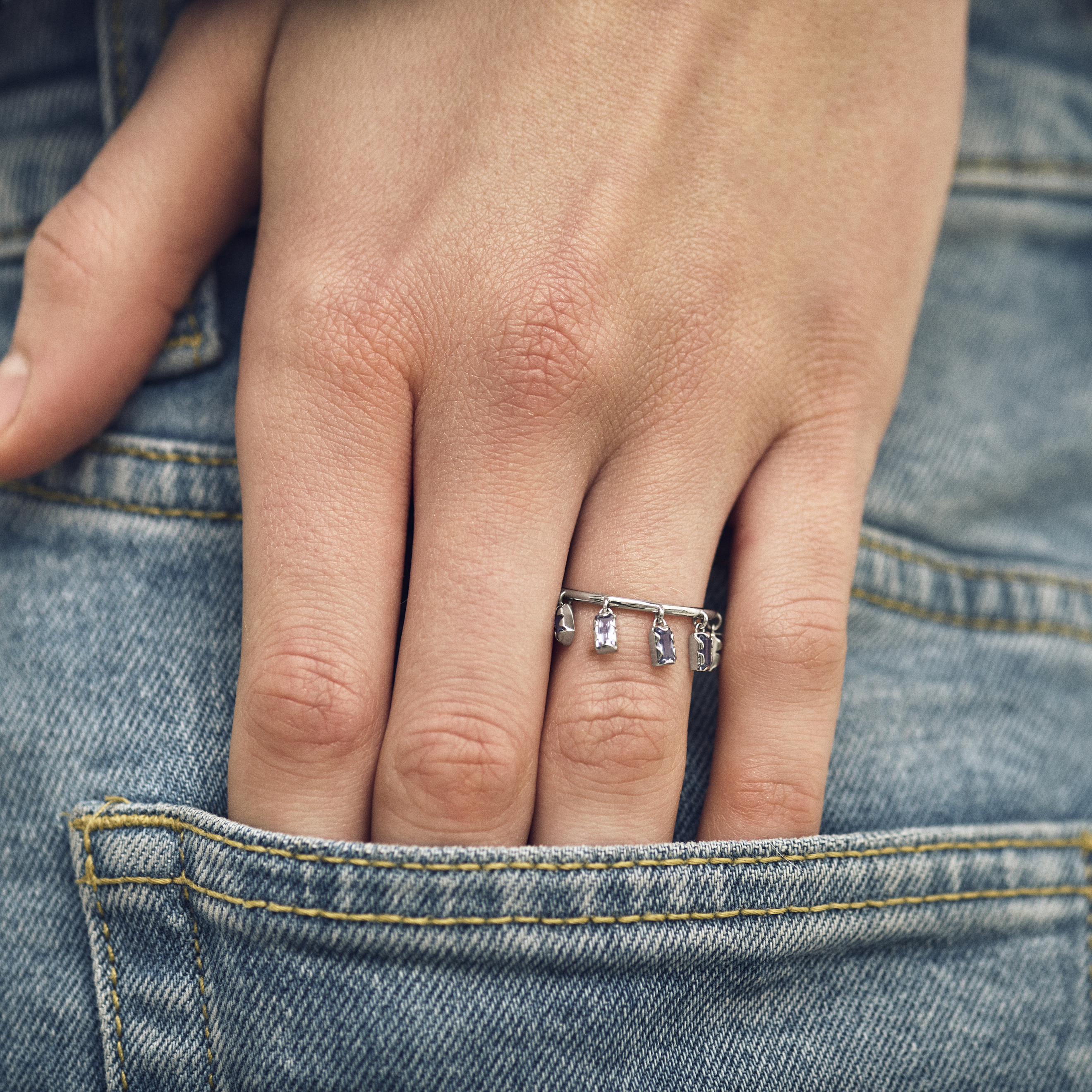 White gold ring with 5 suspended tanzanites