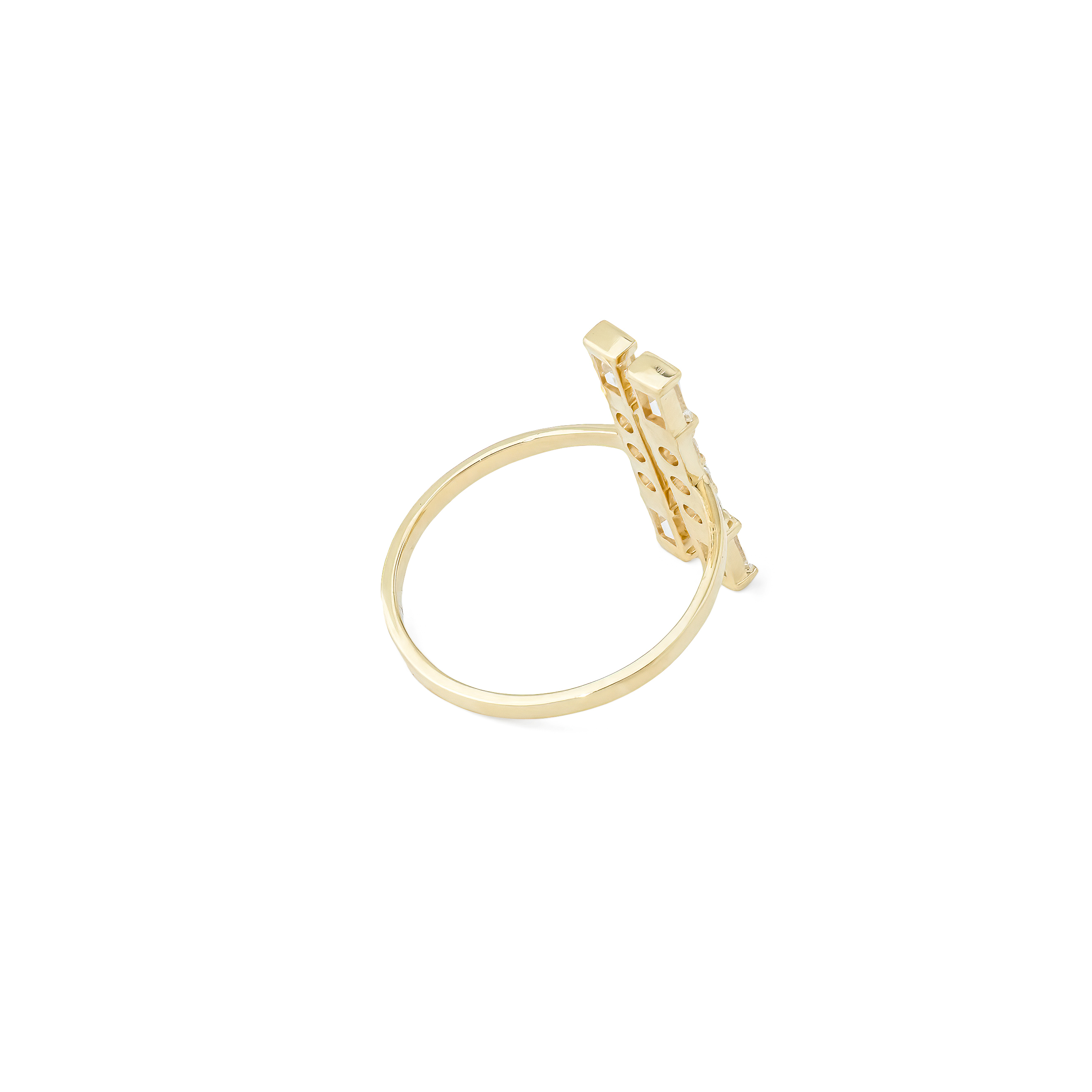 Gold ring with diamonds of different cut