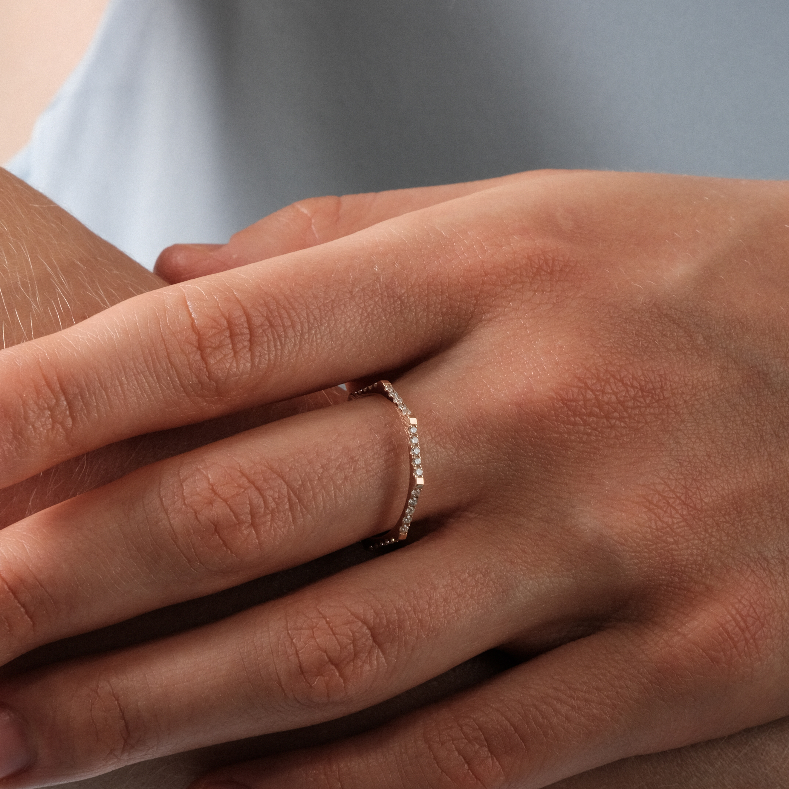 Тонкие кольца Vertigo Jewellery Lab Кольцо HEXO diamond с дорожой из бриллиантов