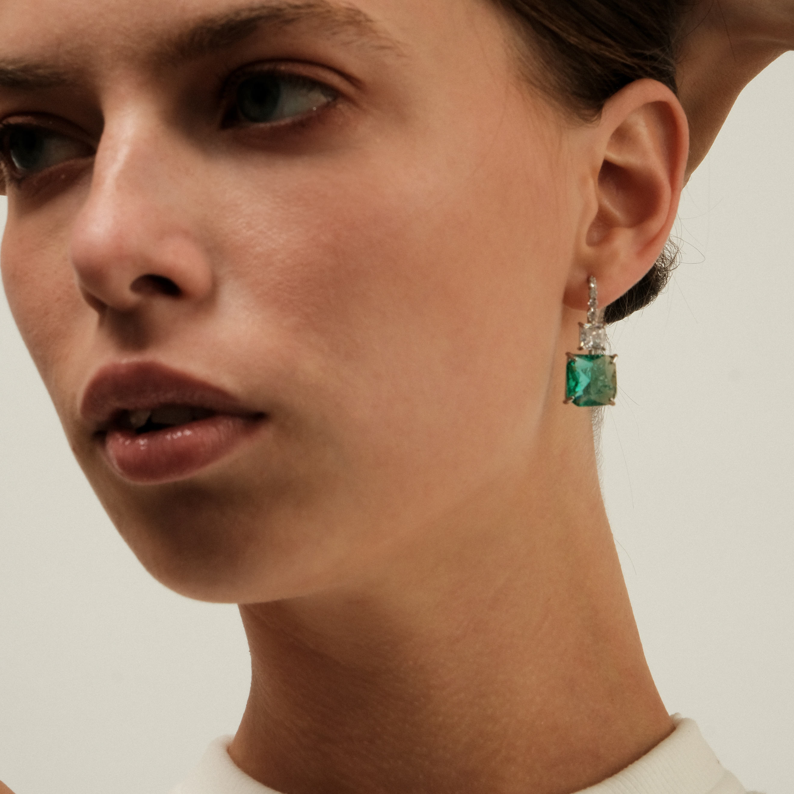 Silver earrings with green crystal