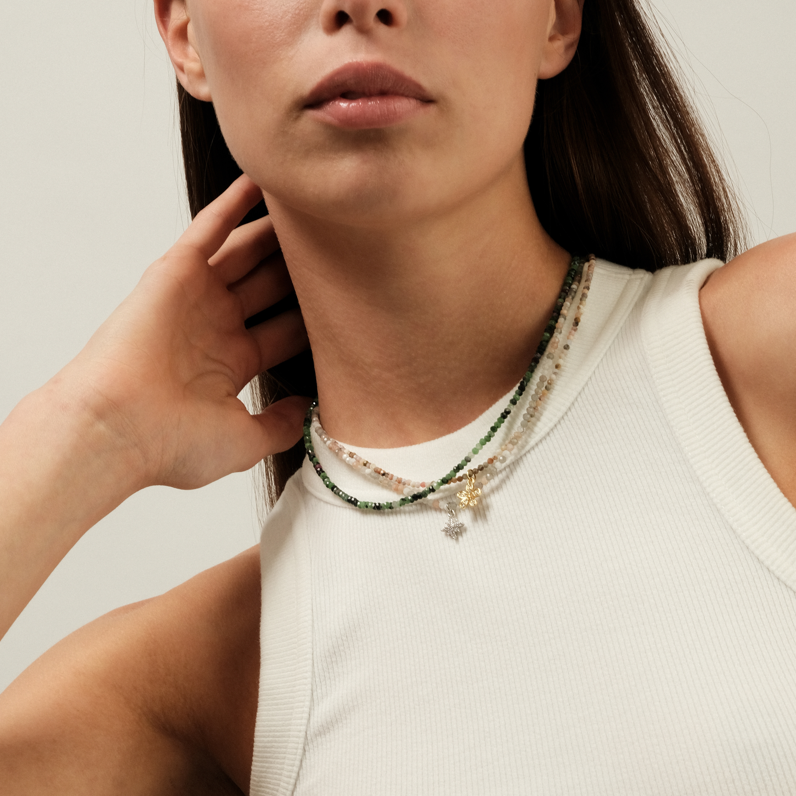 Колье из натуральных камней с подвеской-звездой