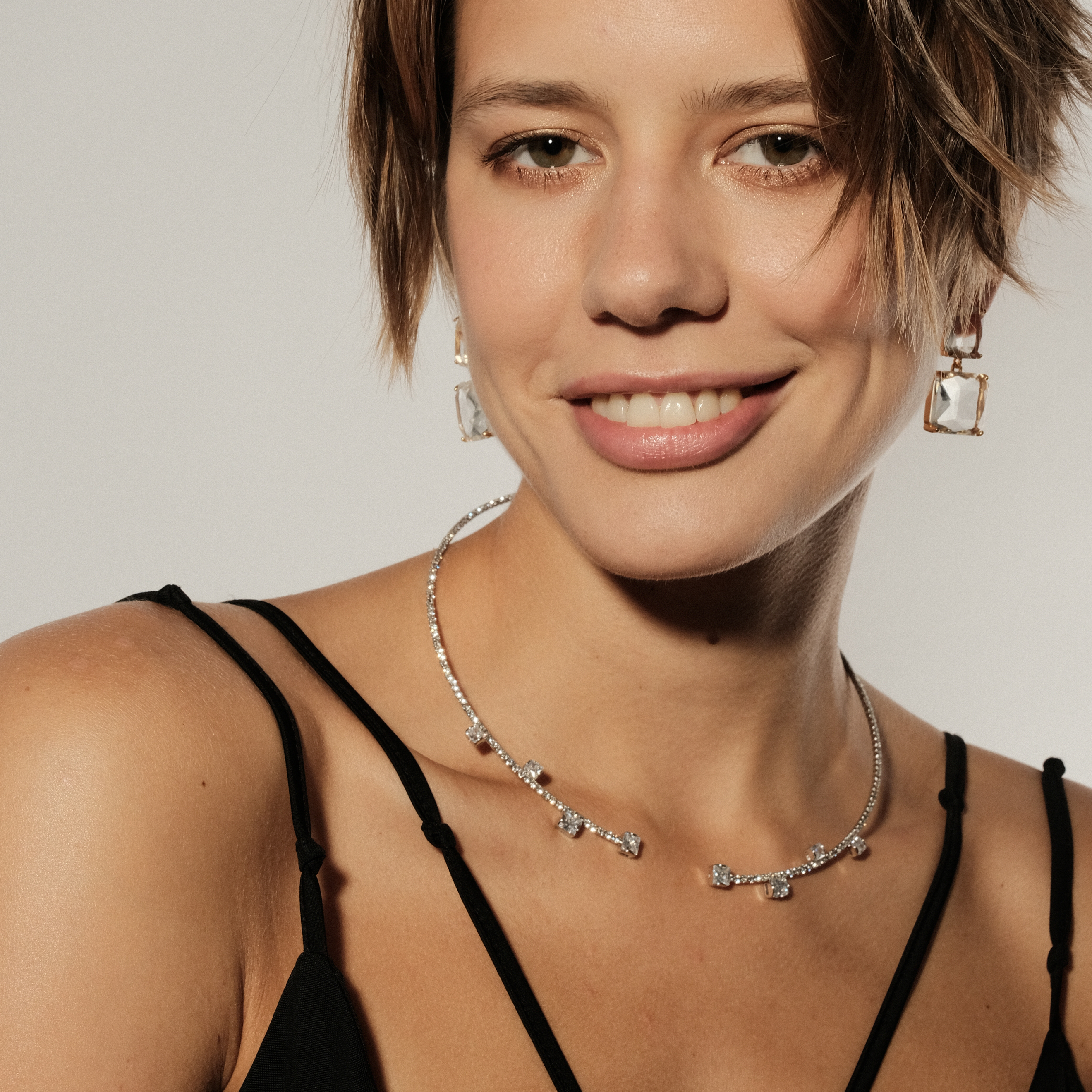choker necklace with crystals