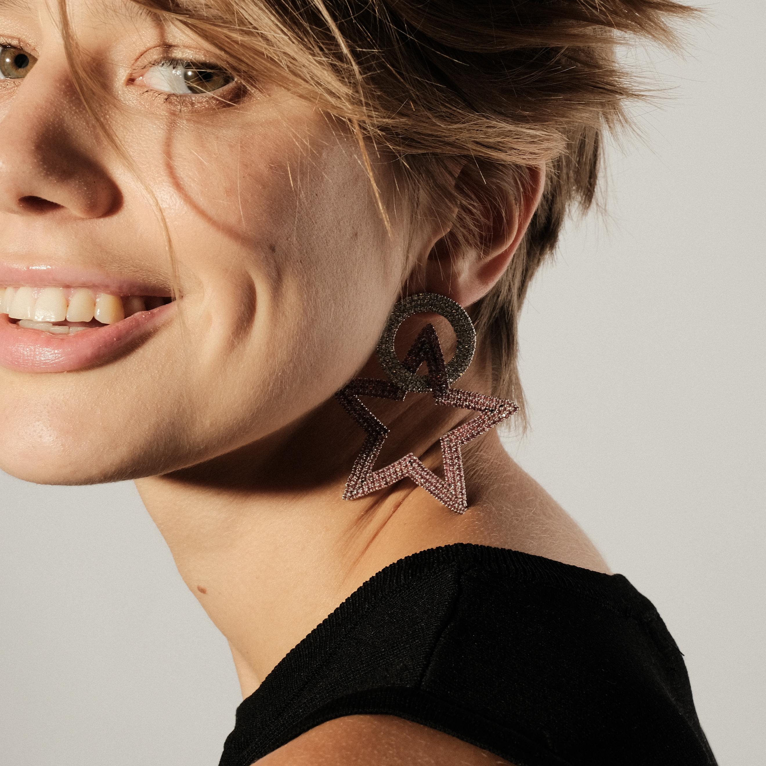 earrings with pink stars completelcovered with crystals