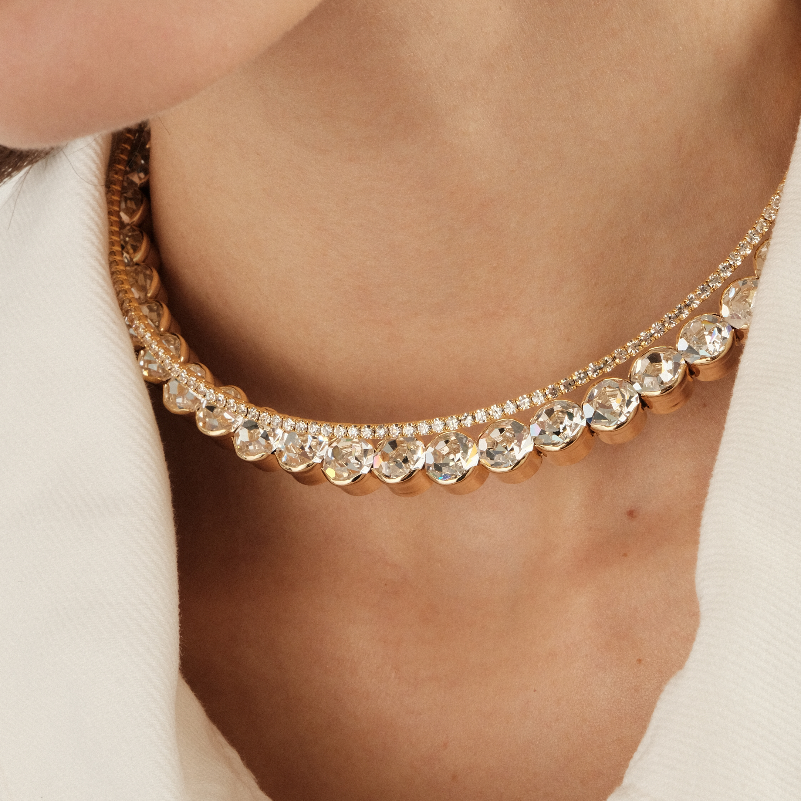Choker with round crystals