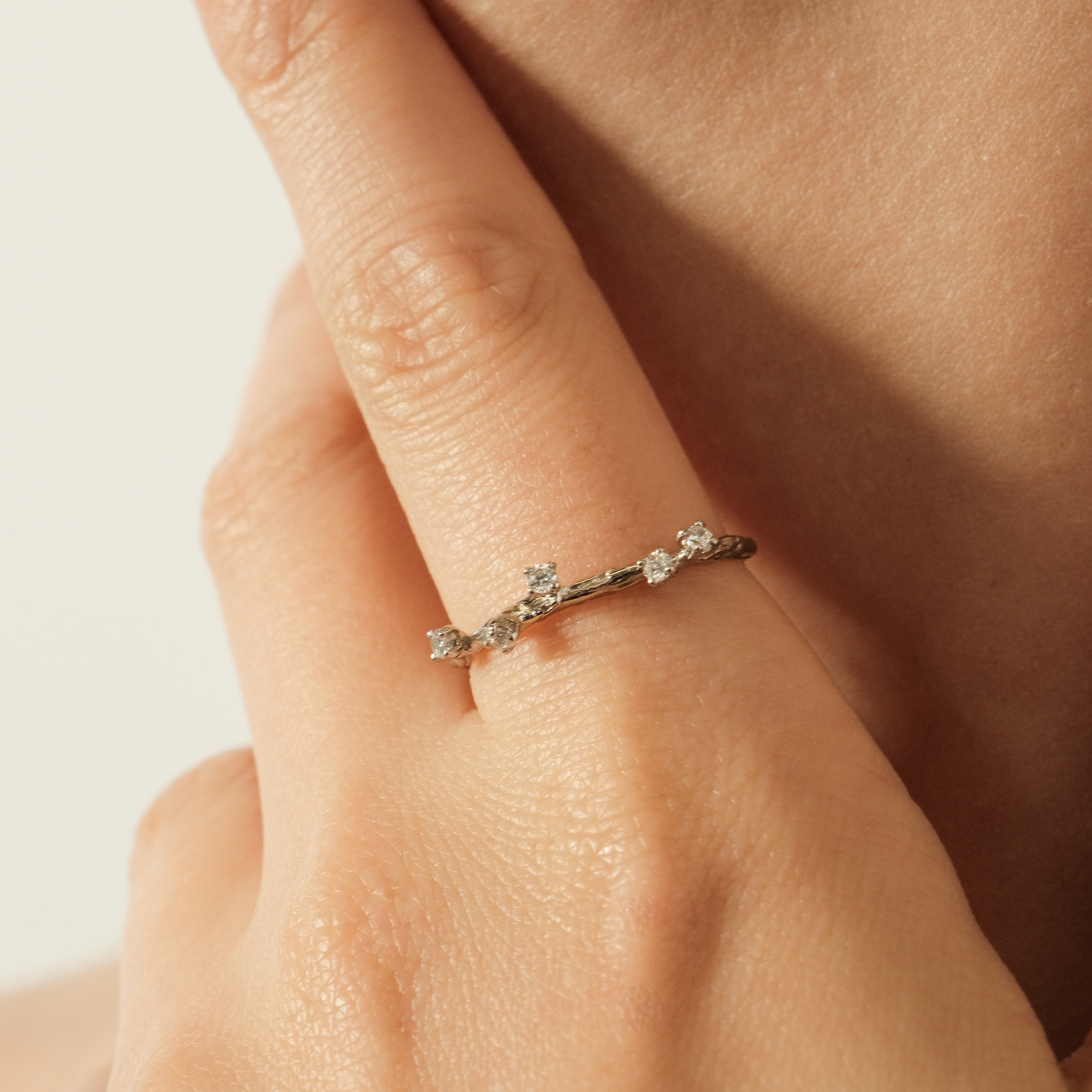Thin ring with 5 crystals