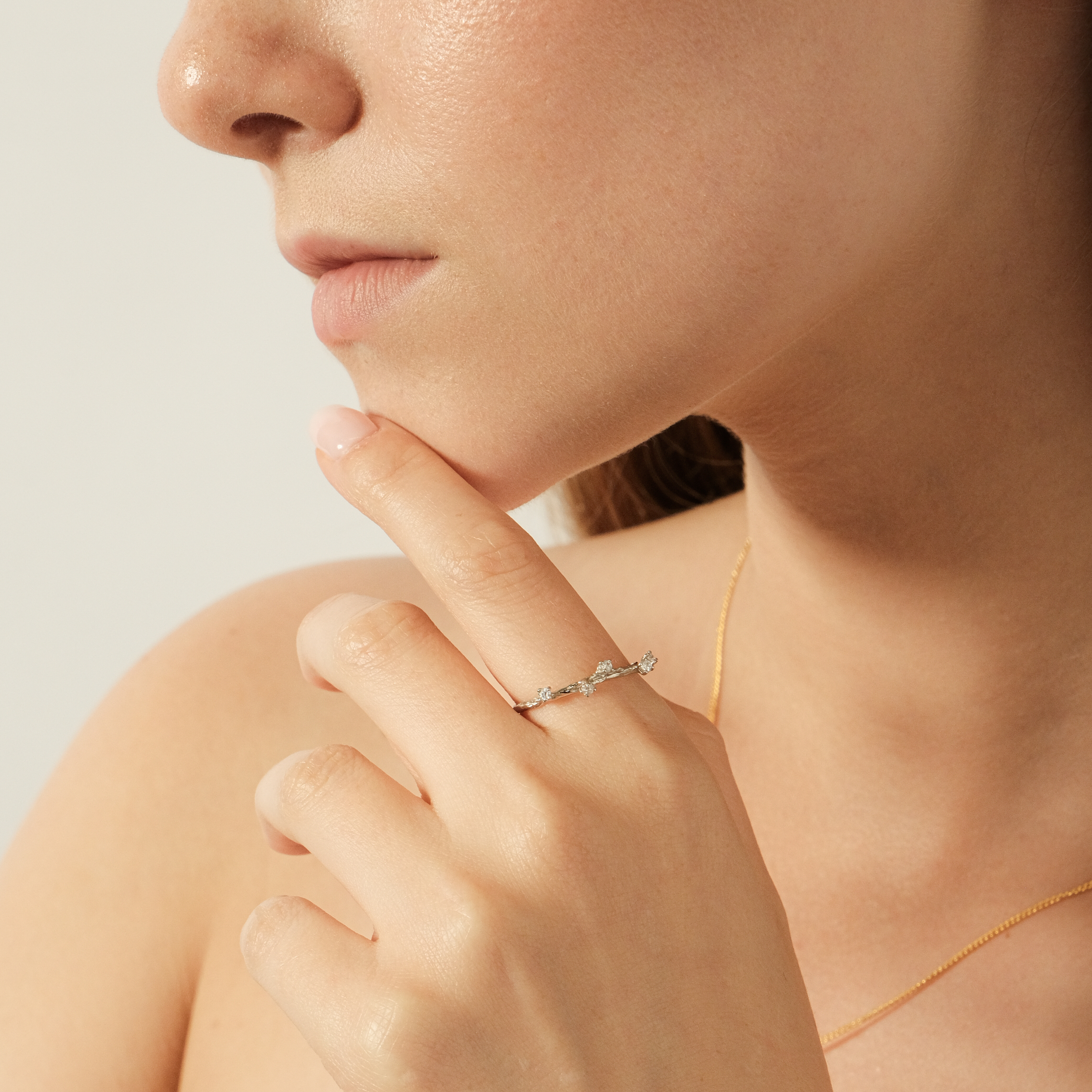 Thin ring with 5 crystals