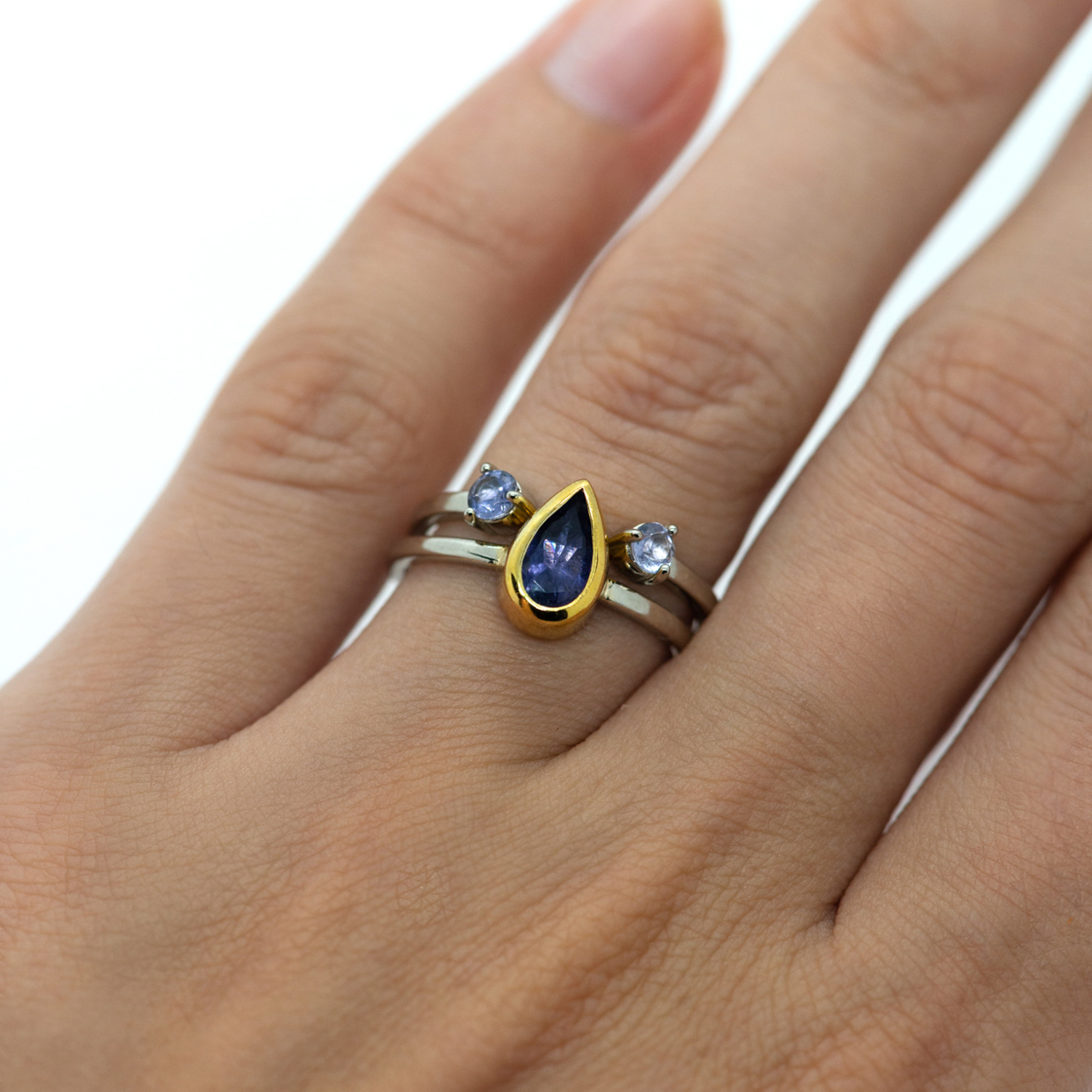 Сет из двух колец из серебра с иолитами