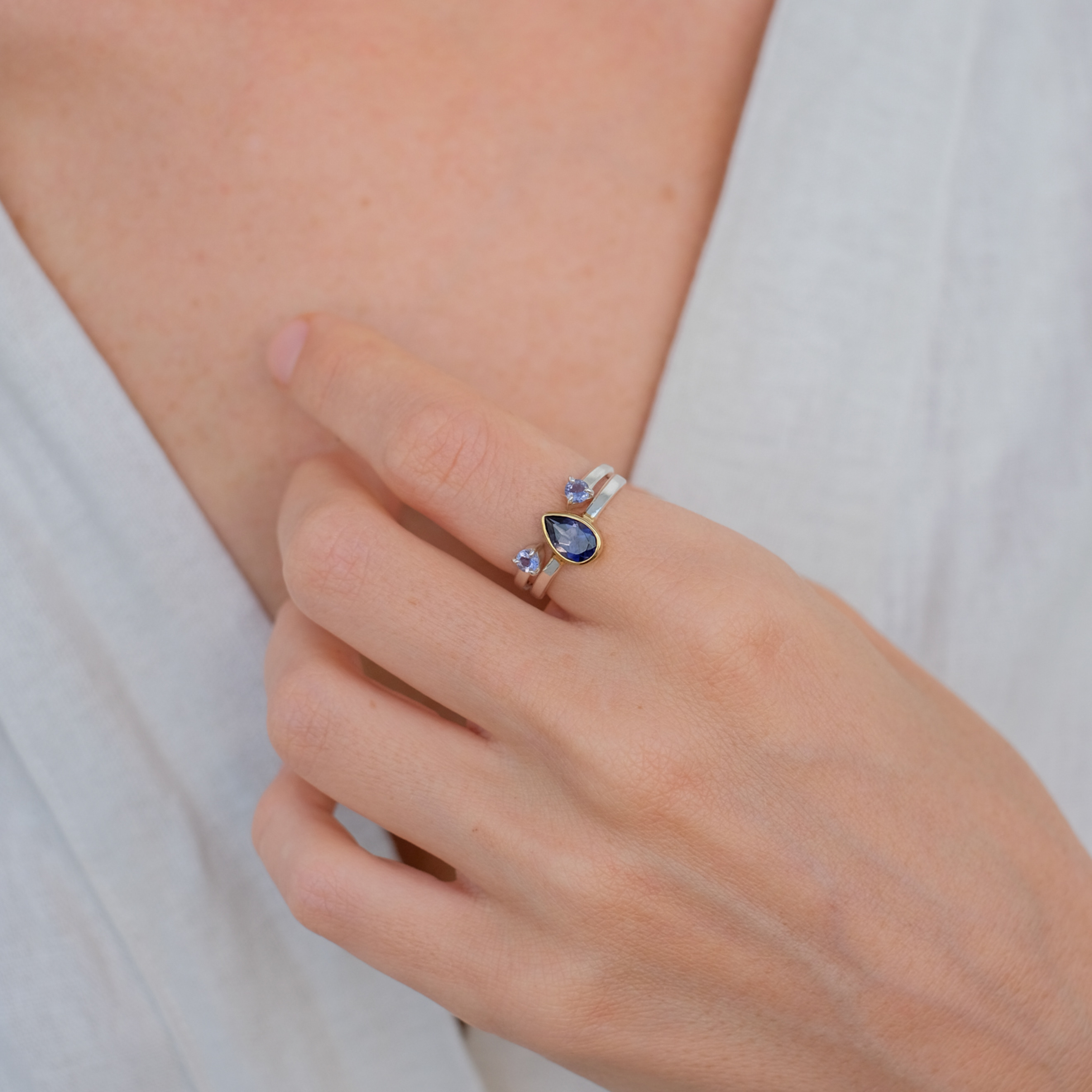 Сет из двух колец из серебра с иолитами