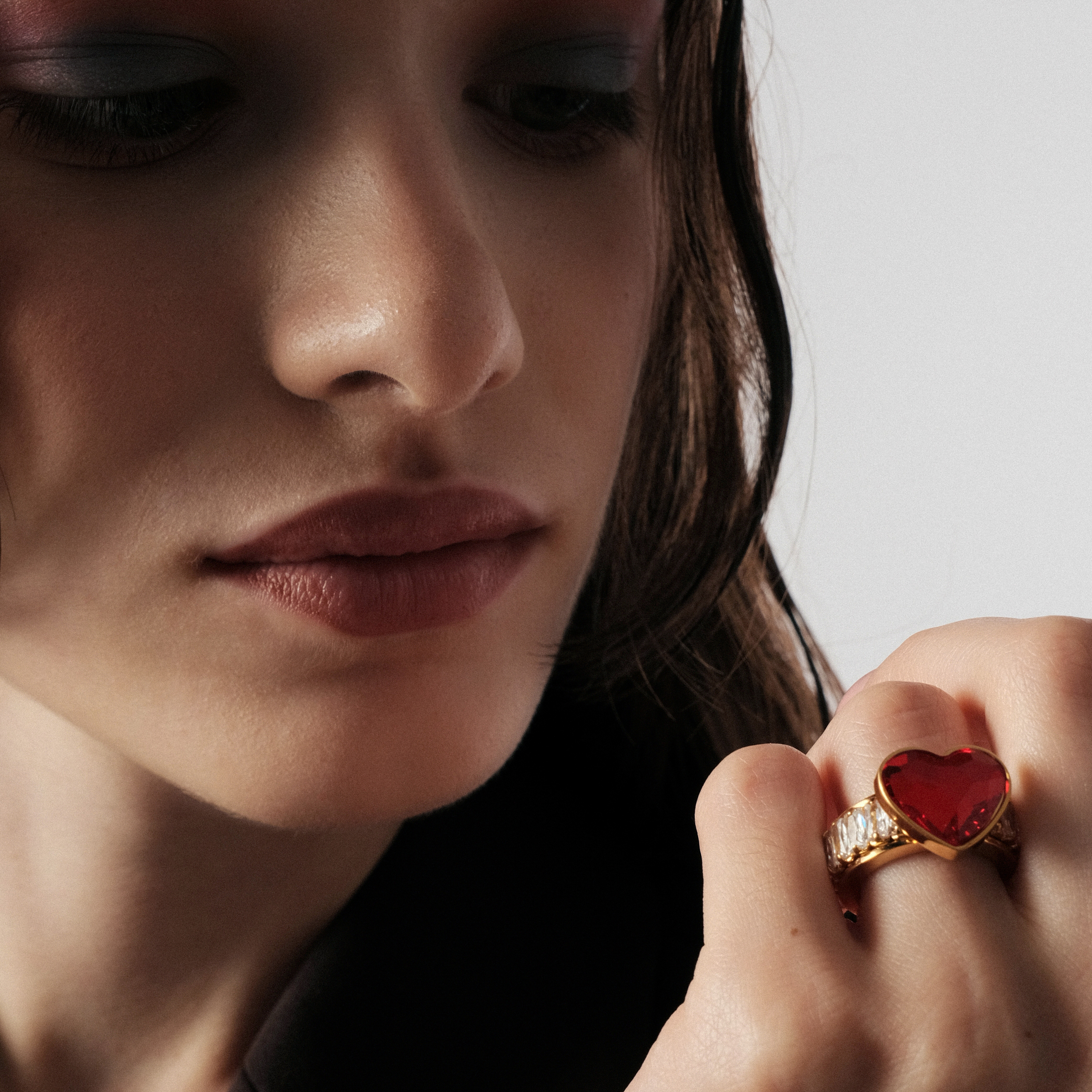 Кольцо с красным кристаллом в виде сердца ELY RING