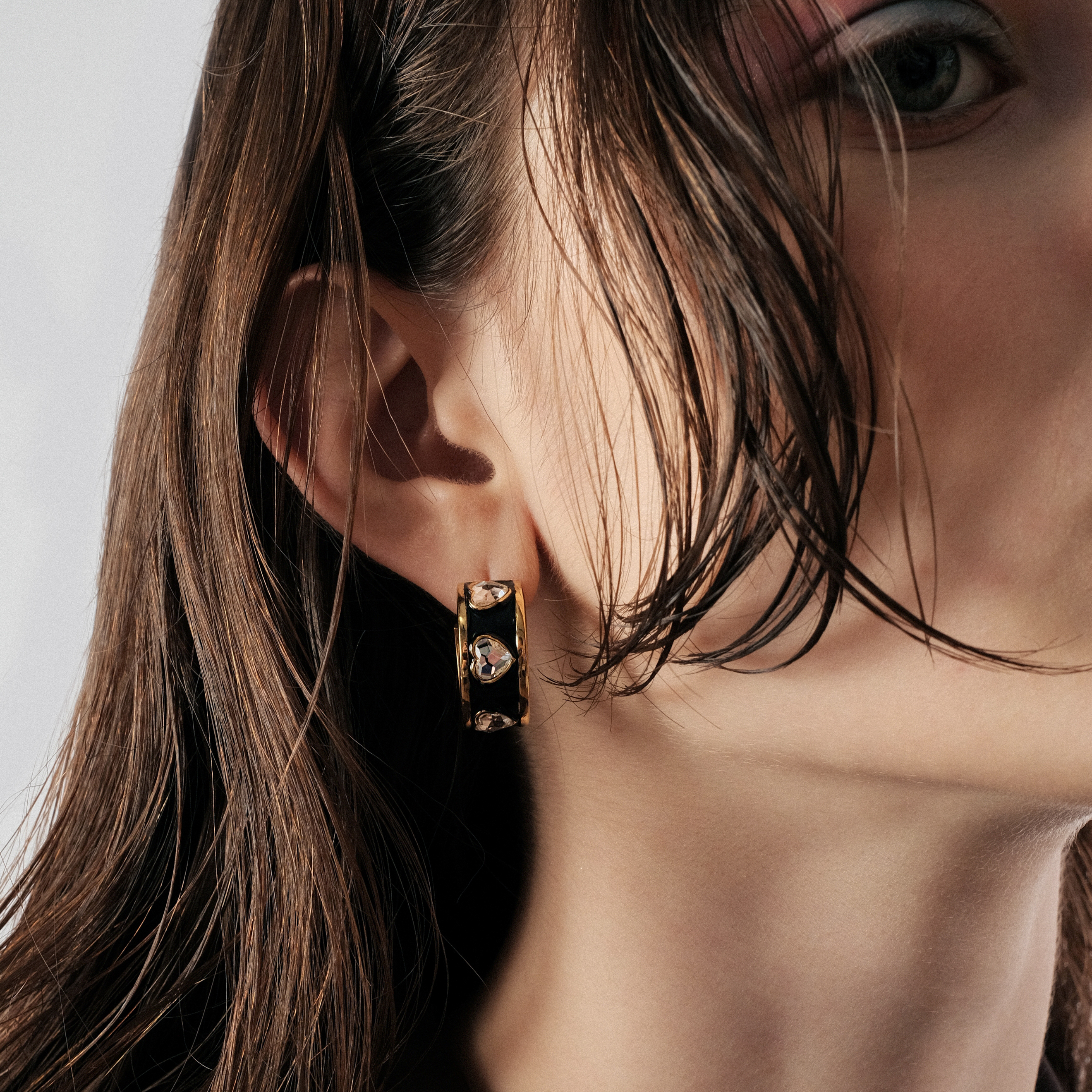 Heart Earrings with black enamel APERIO AMAME EARRINGS