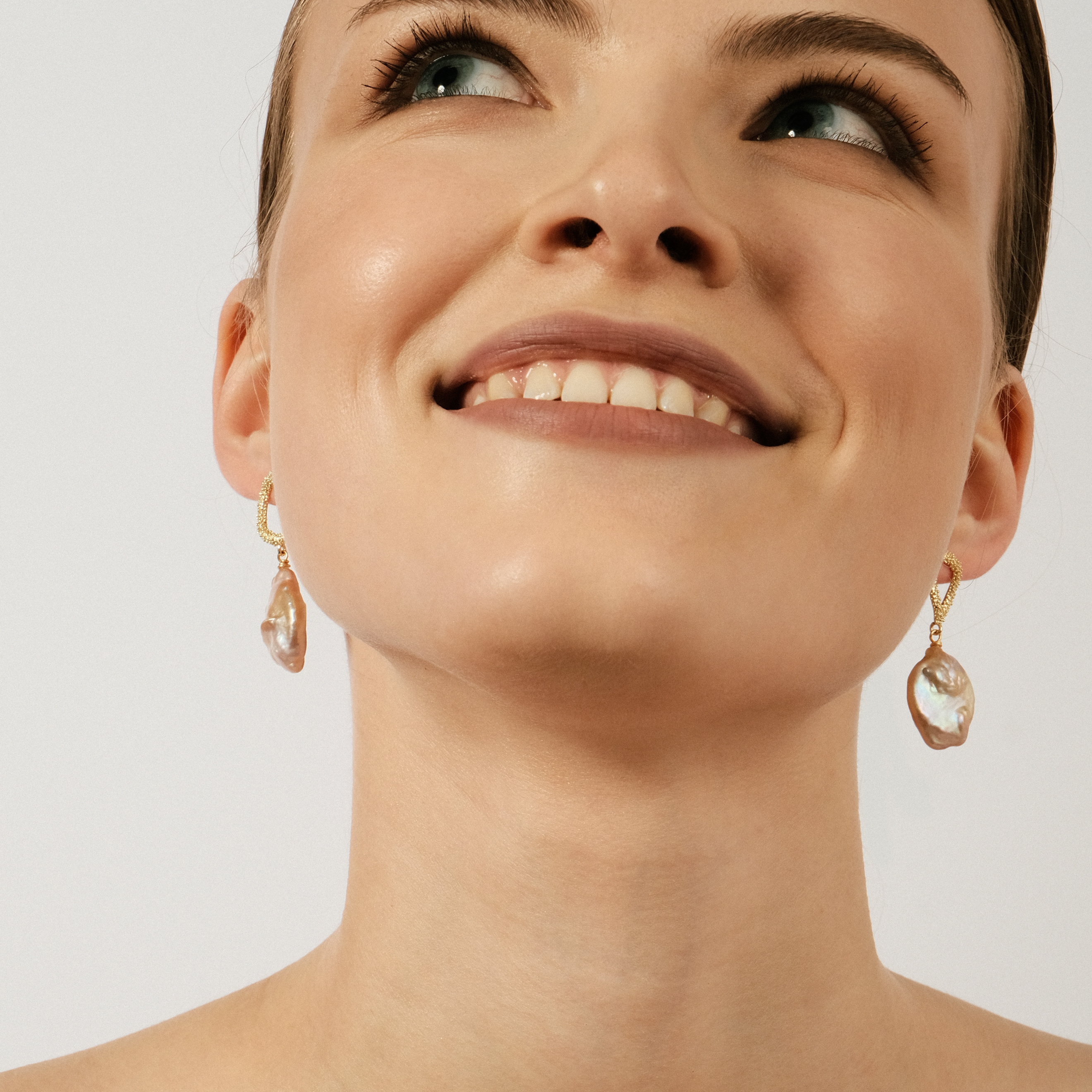 Golden earrings with pink stone