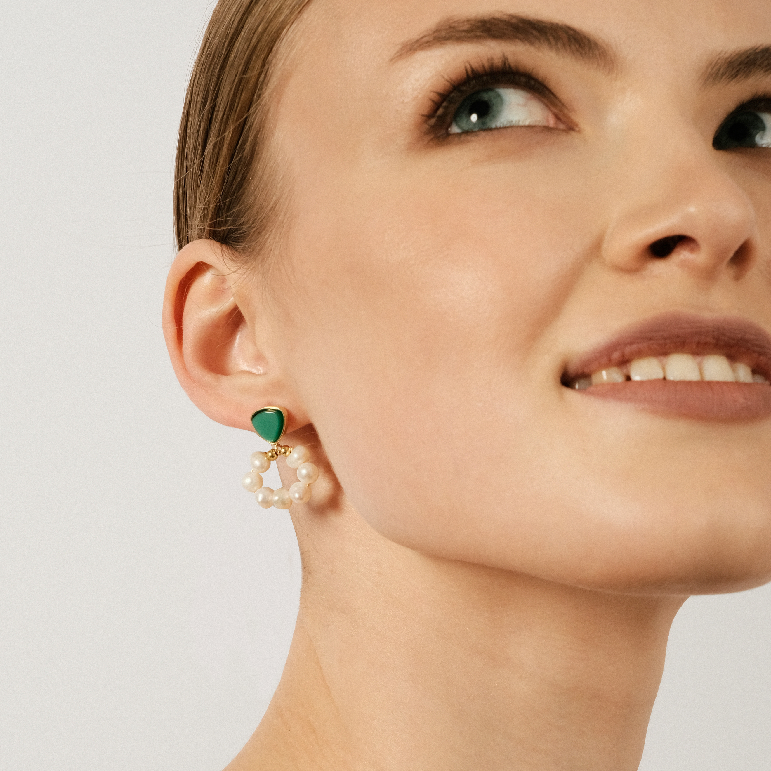 Earrings with green stone and pearls