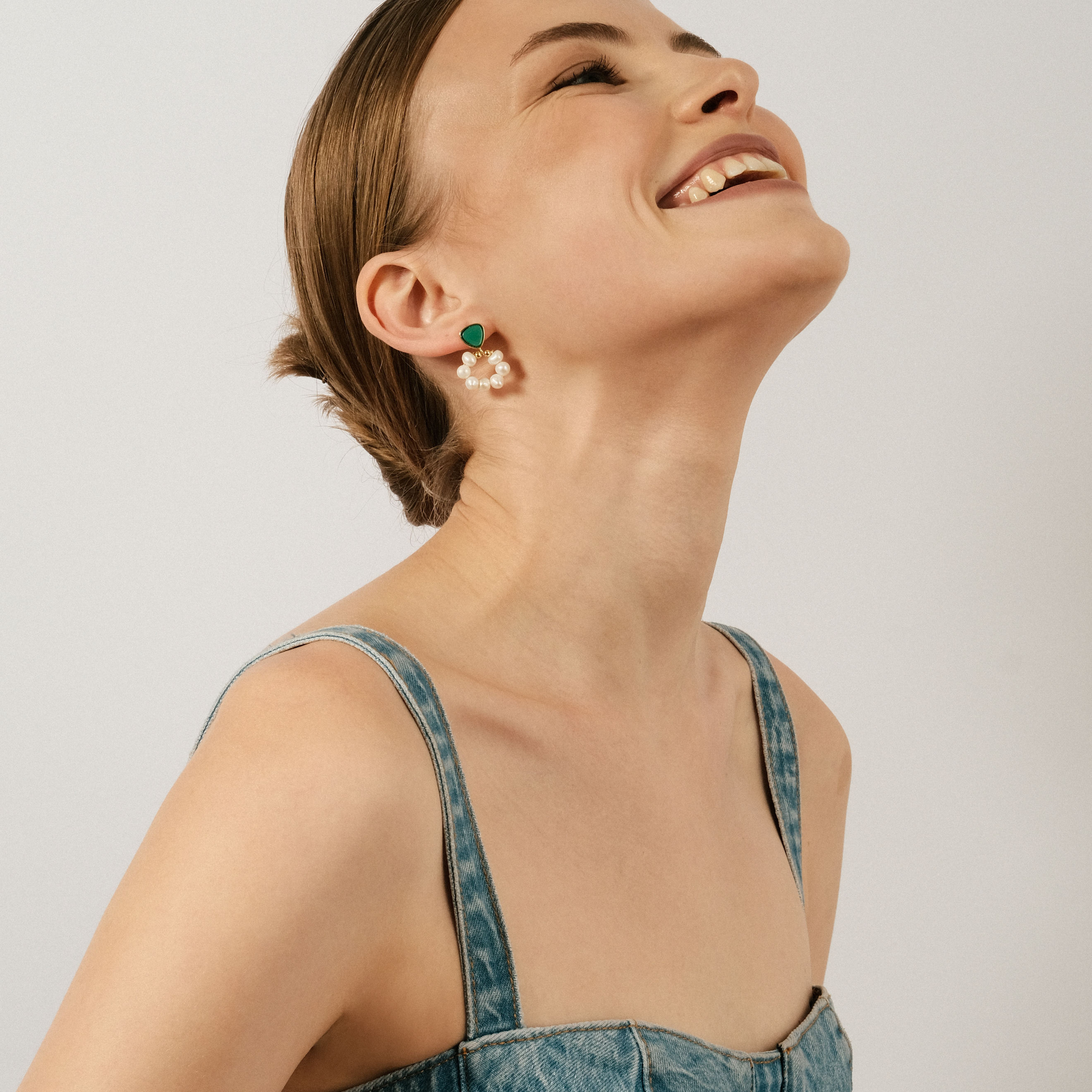 Earrings with green stone and pearls