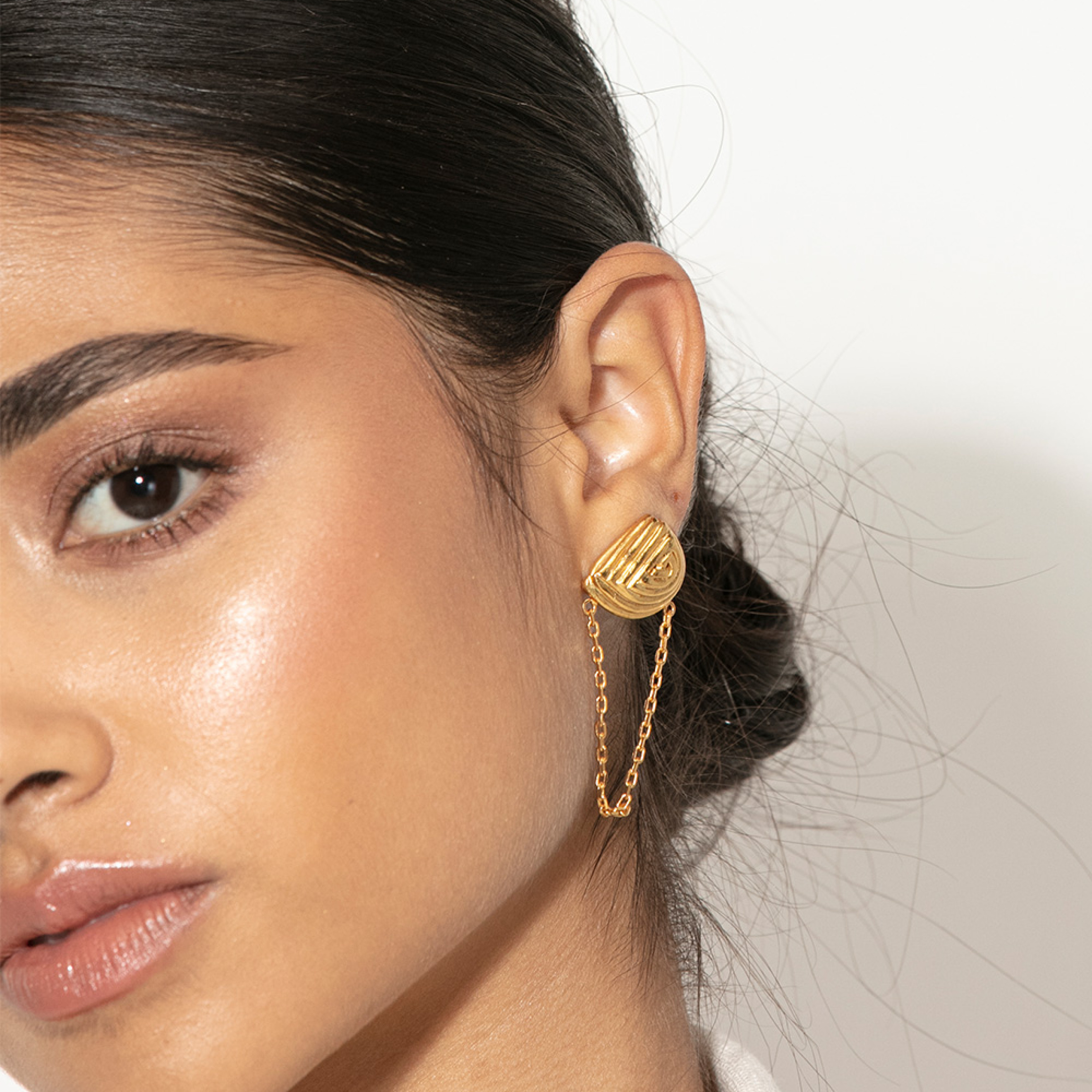 Asymmetric gold-plated earrings with shell and emerald