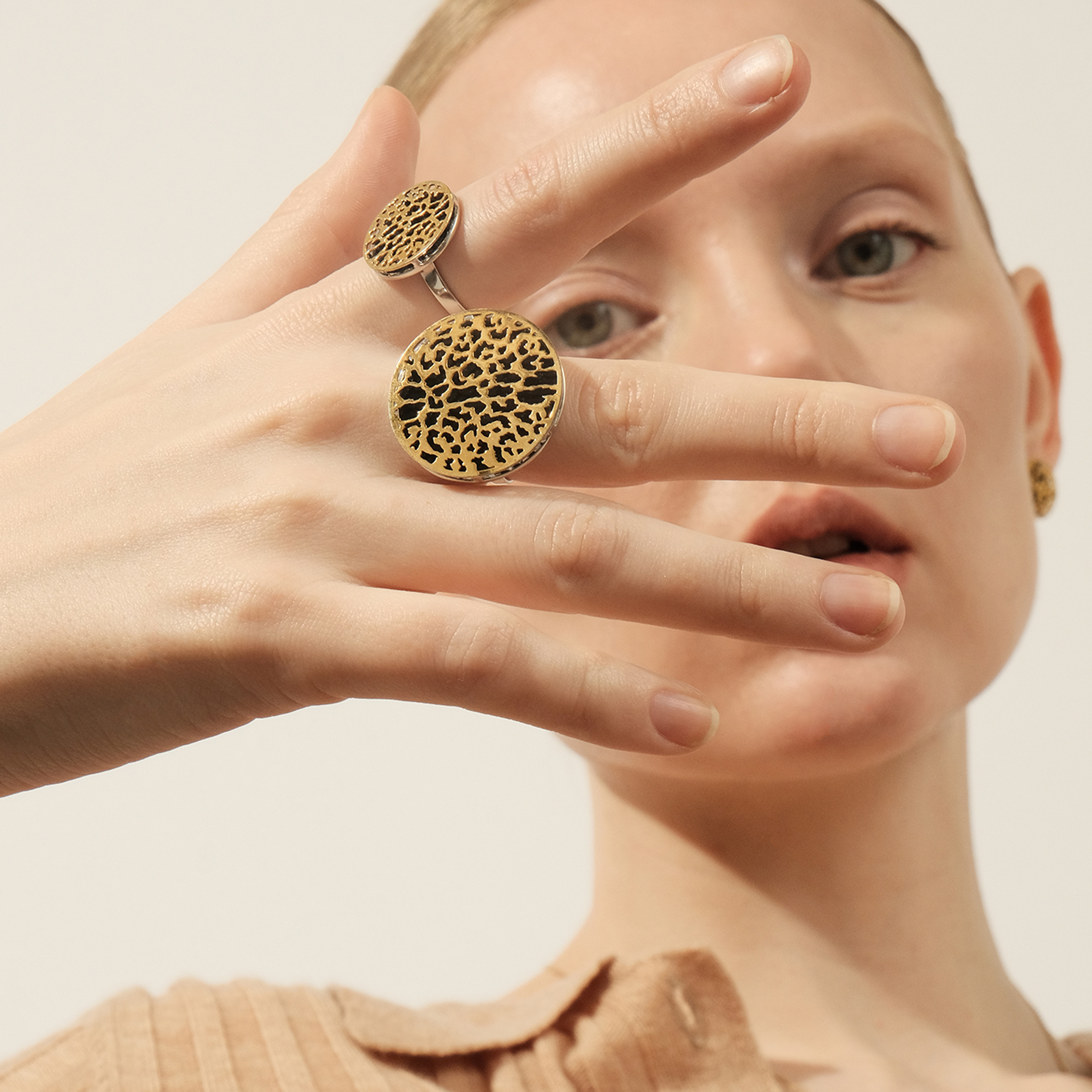 Large gold-plated silver ring with leopard pattern