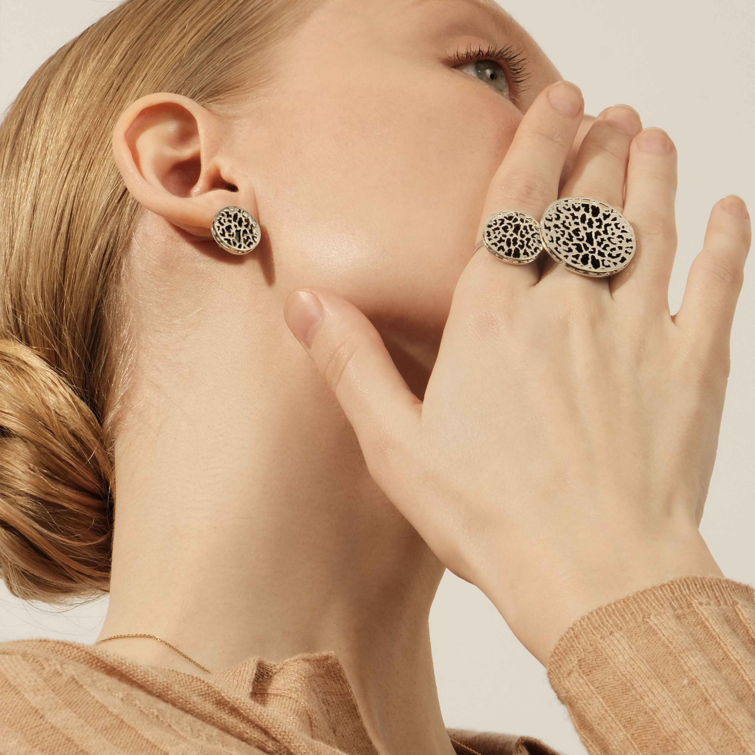 Large silver ring with leopard pattern