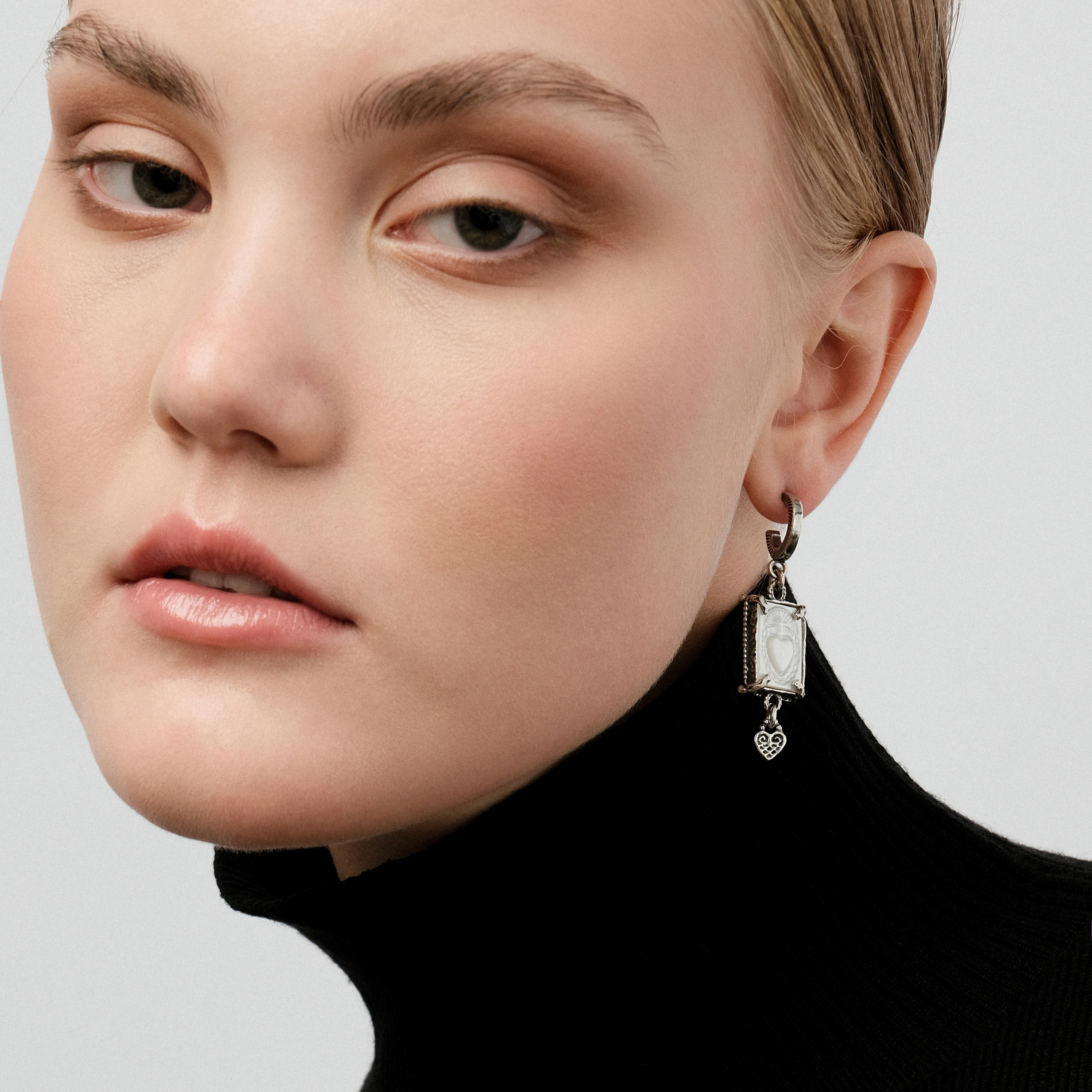 Silver earrings with mother of pearl cameos