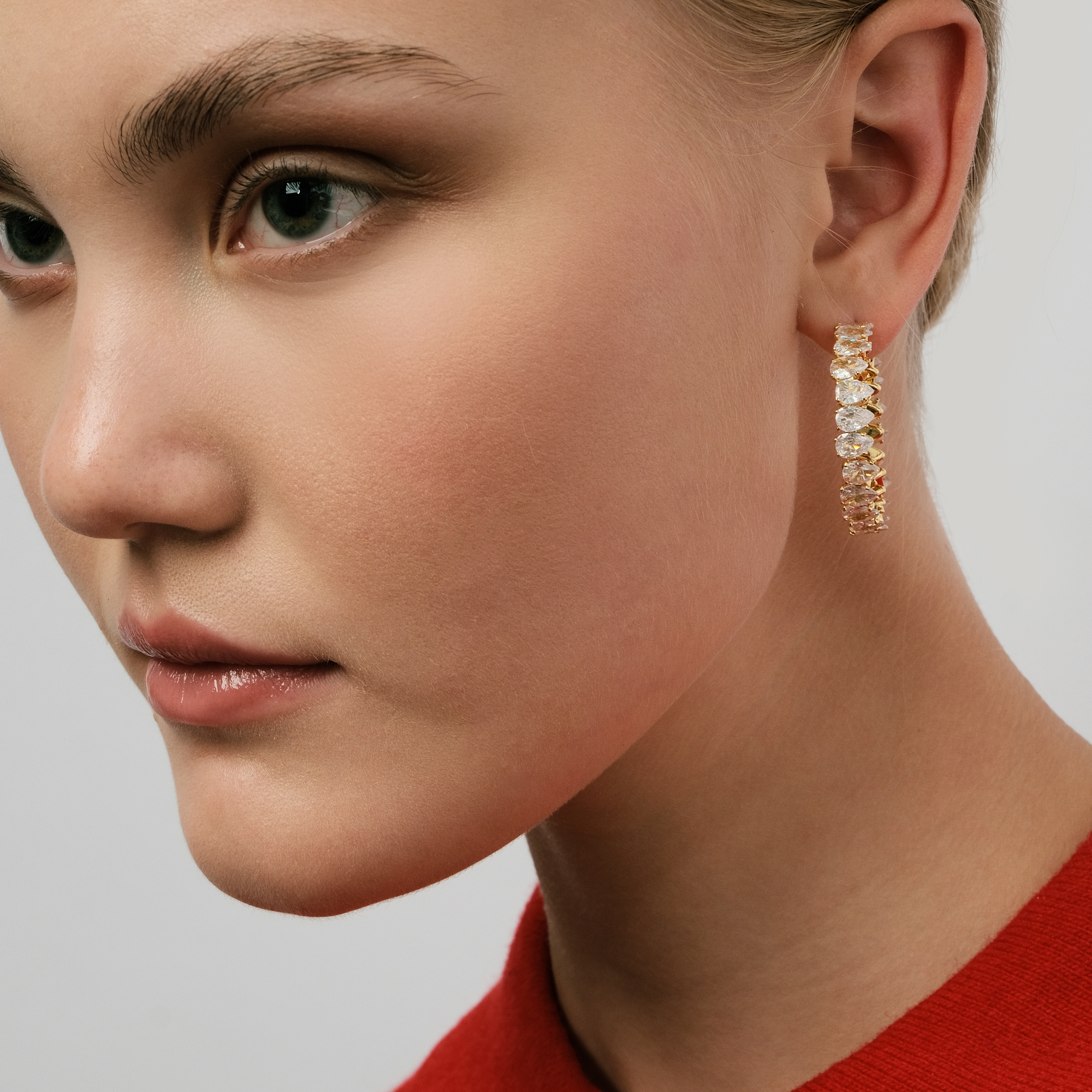 Golden round earrings with crystals